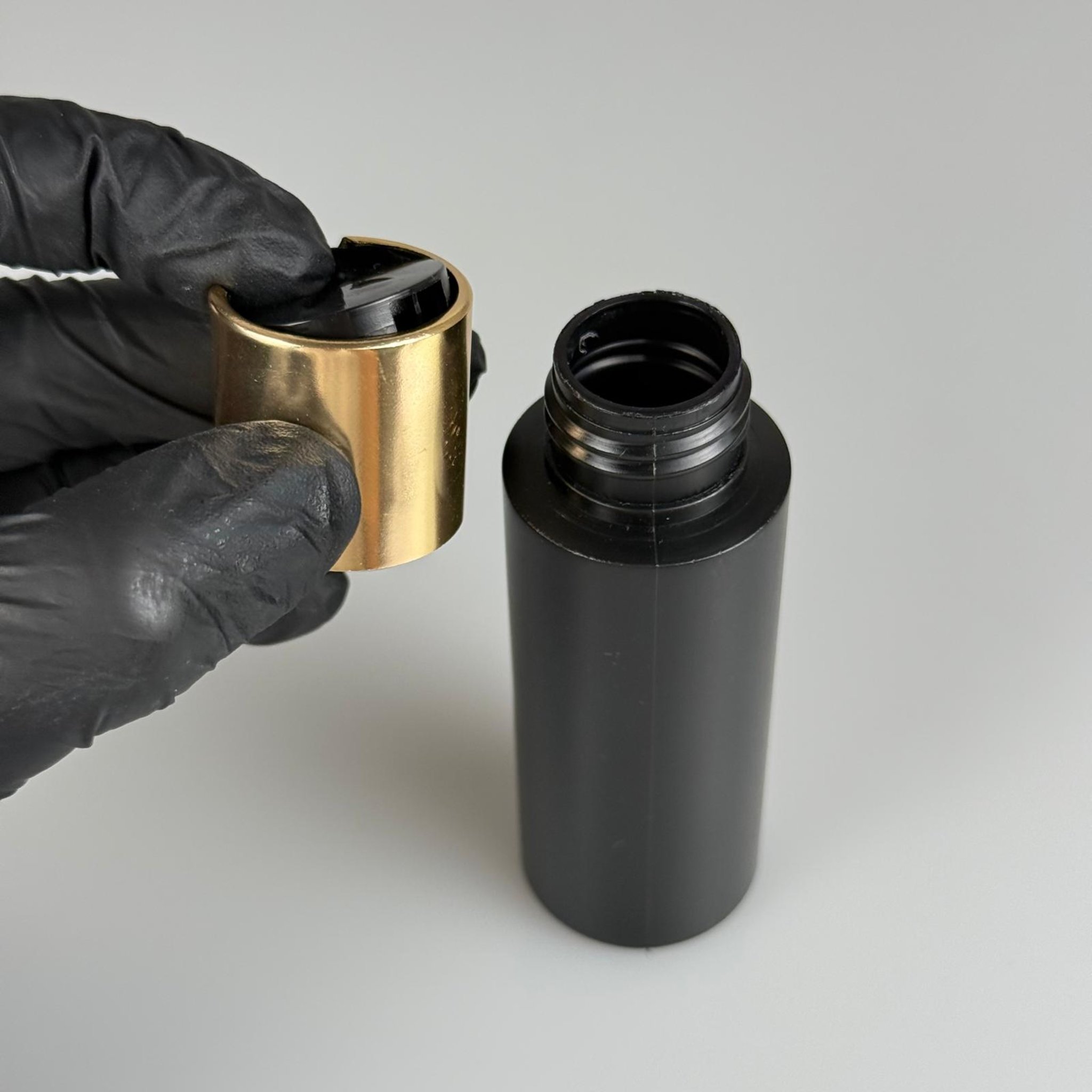 50 CC SİYAH POLİETİLEN ŞAMPUAN ŞİŞESİ -  50 ML GOLD ( ÜSTÜ SİYAH ) DİSKTOP ŞAMPUAN KAPAKLI