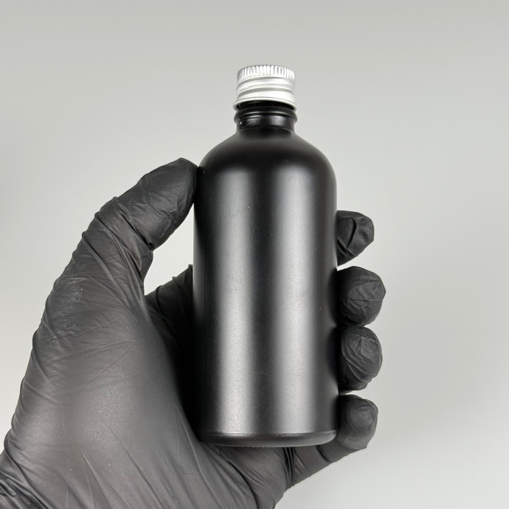 100 CC MAT SİYAH CAM ŞİŞE + KÖPÜK CONTALI GÜMÜŞ ALÜMİNYUM METAL KAPAKLI + KÖR TIPALI TAKIM - 100 ML MAT SİYAH CAM ŞİŞE