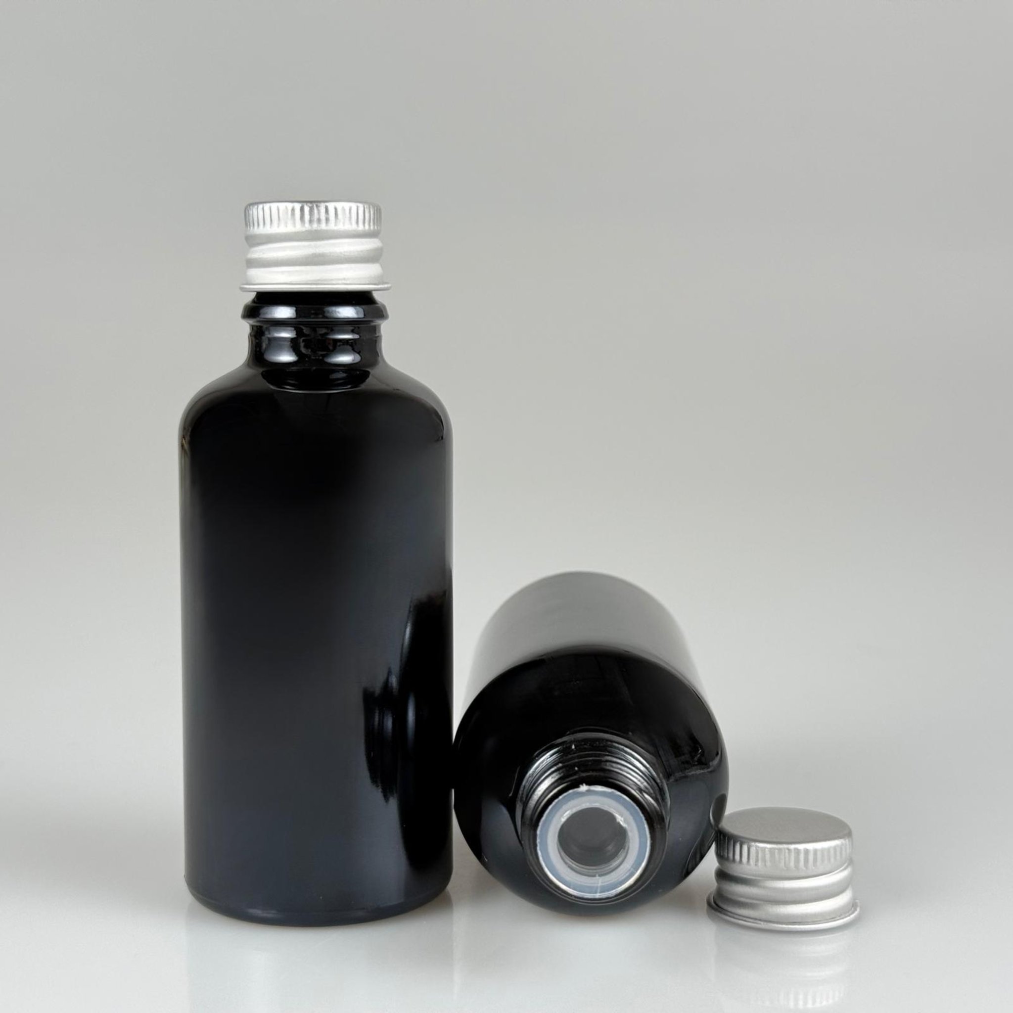 50 CC SİYAH CAM ŞİŞE + KÖPÜK CONTALI GÜMÜŞ ALÜMİNYUM METAL KAPAKLI + KÖR TIPALI TAKIM - 50 ML SİYAH CAM ŞİŞE