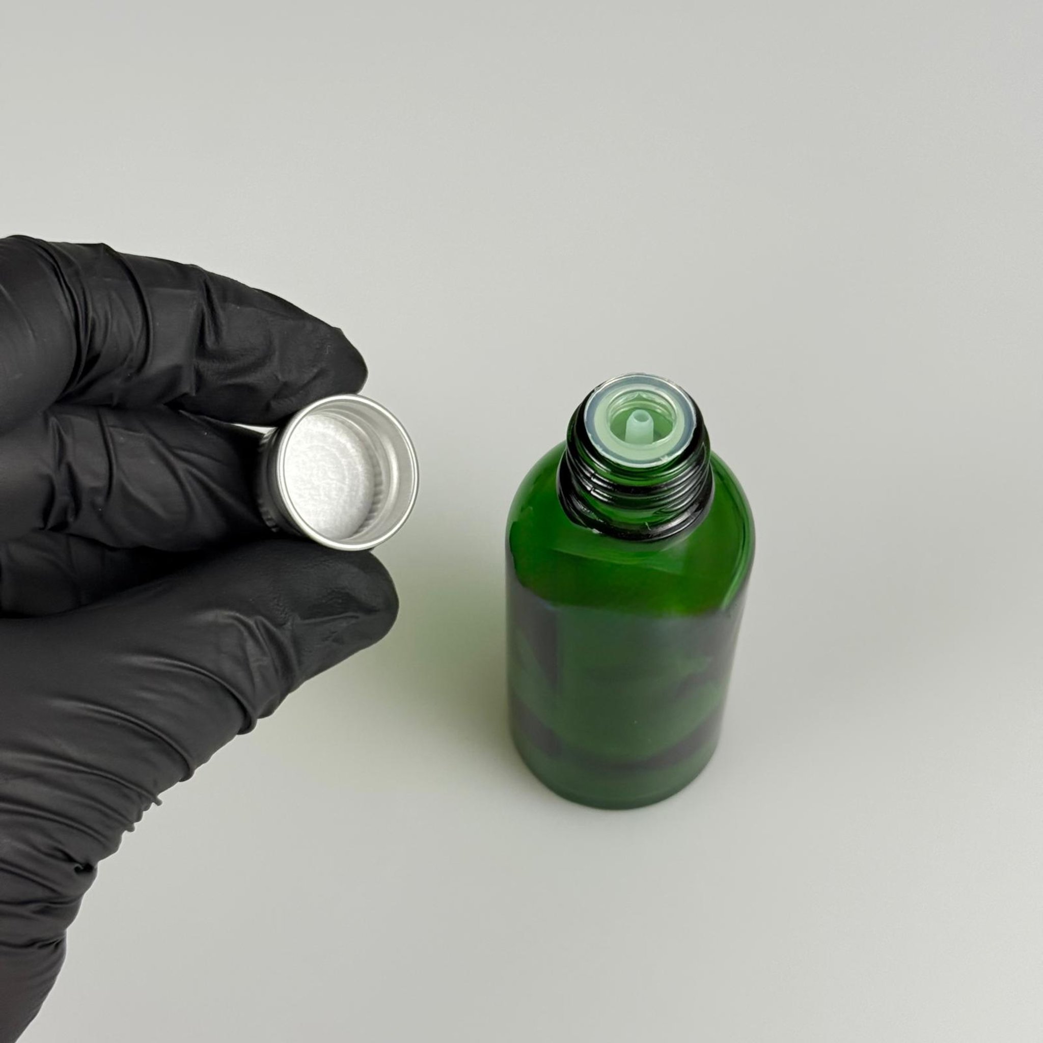 30 CC YEŞİL CAM ŞİŞE + KÖPÜK CONTALI GÜMÜŞ ALÜMİNYUM METAL KAPAKLI + DAMLALIKLI KOLONYA TIPALI TAKIM - 30 ML YEŞİL CAM ŞİŞE