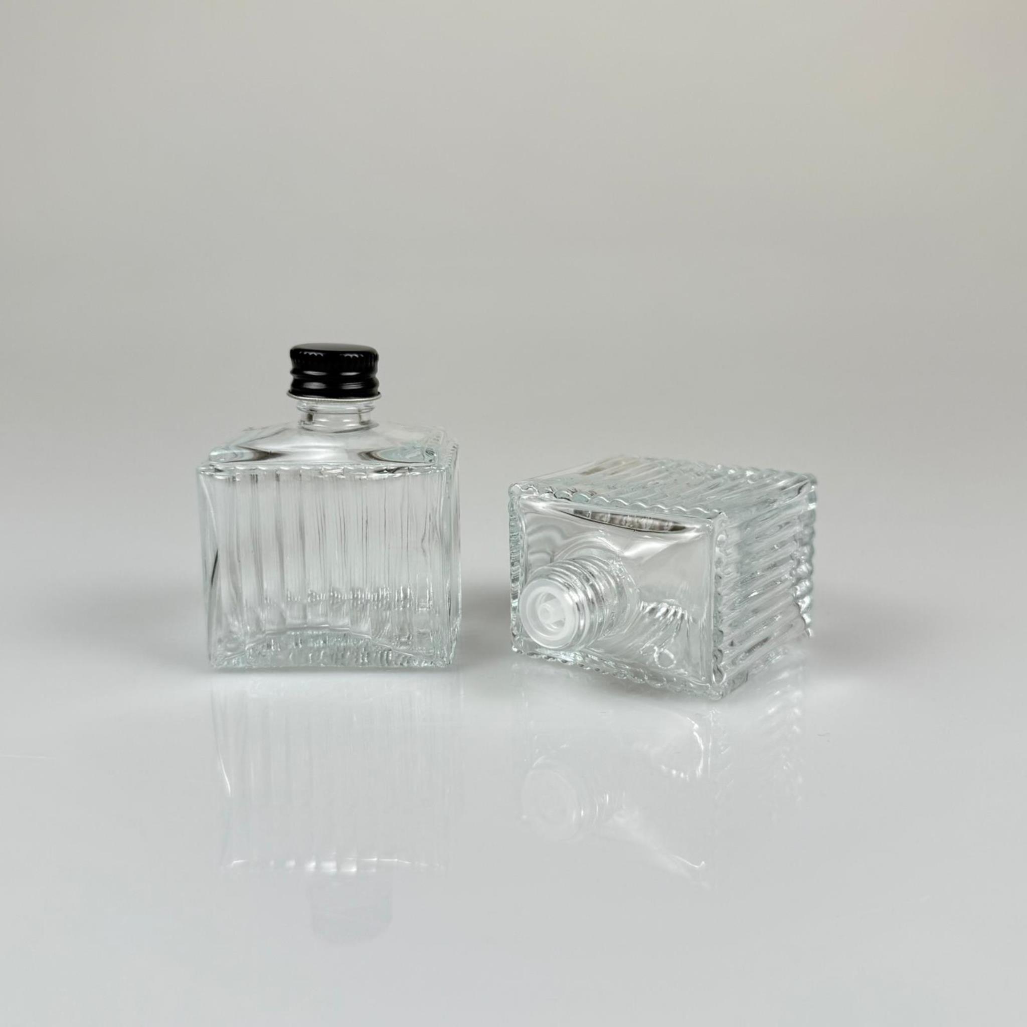 50 CC KÖŞELİ DESENLİ ÇİZGİLİ CAM ŞİŞE - SİYAH METAL KAPAKLI KOLONYA TIPALI - 50 ML PRESTİJLİ ŞİŞE