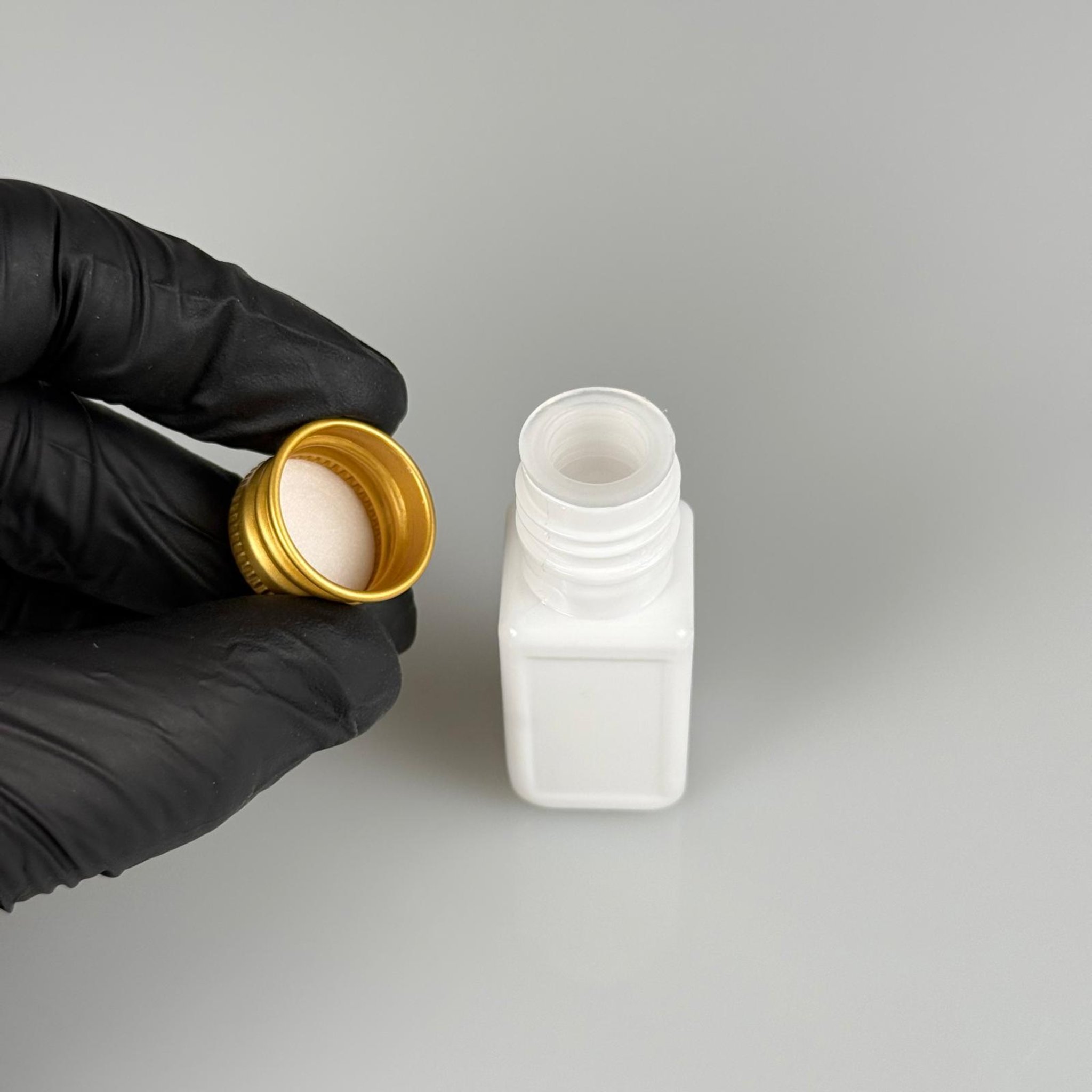 10 CC BEYAZ KARE PET SHOT ŞİŞE - KÖPÜK CONTALI GOLD ALÜMİNYUM METAL KAPAKLI + KÖR TIPALI TAKIM - 10 ML PLASTİK ŞİŞE