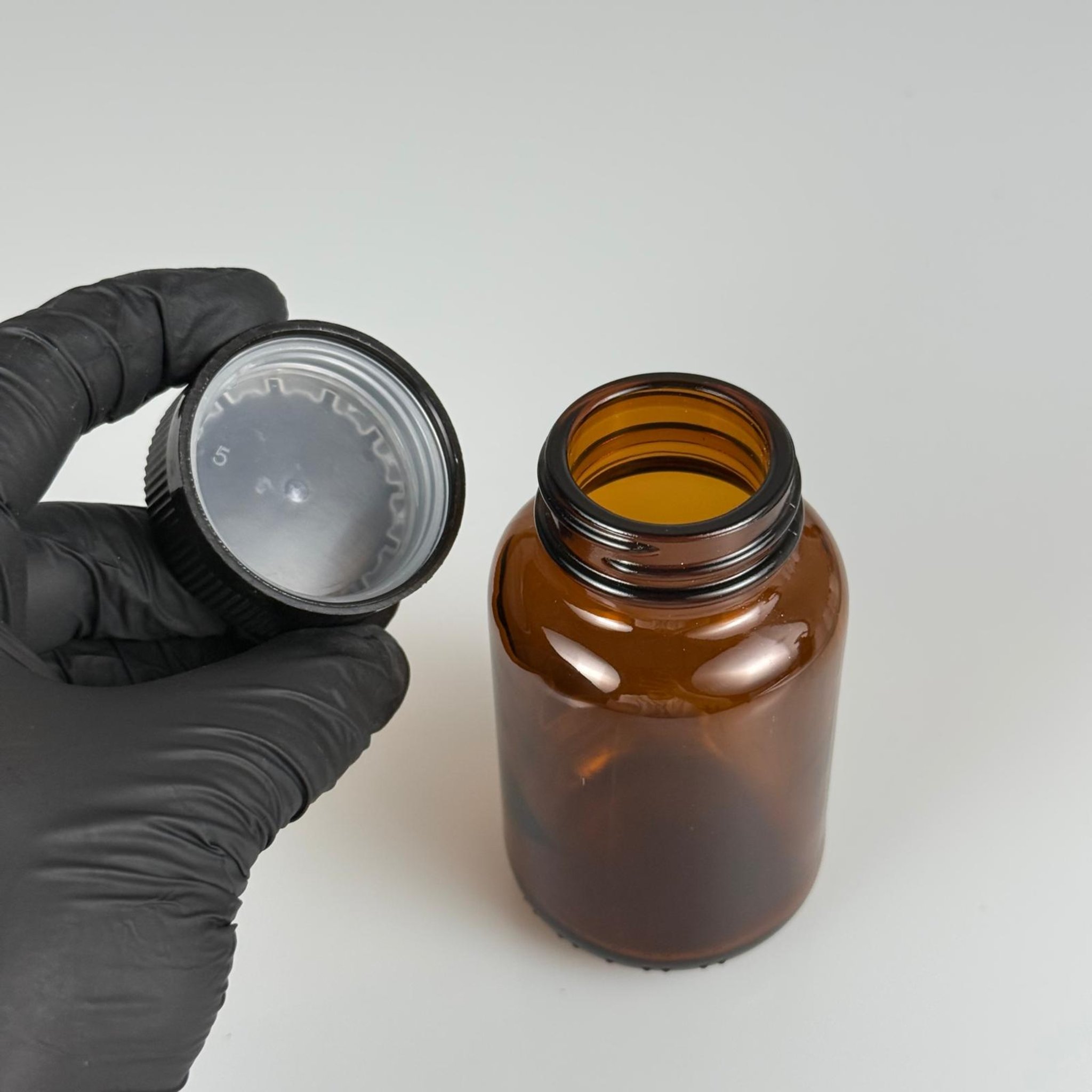 120 CC AMBER CAM TABLET ŞİŞESİ - 38 SİYAH ÇOCUK KİLİTLİ KAPAK TAKIM - 120 ML (SİLME 133 ML) KAPSÜL KUTUSU - İLAÇ ŞİŞESİ - MEDİKAL HAP ŞİŞESİ - FARMASÖTİK KAVANOZ