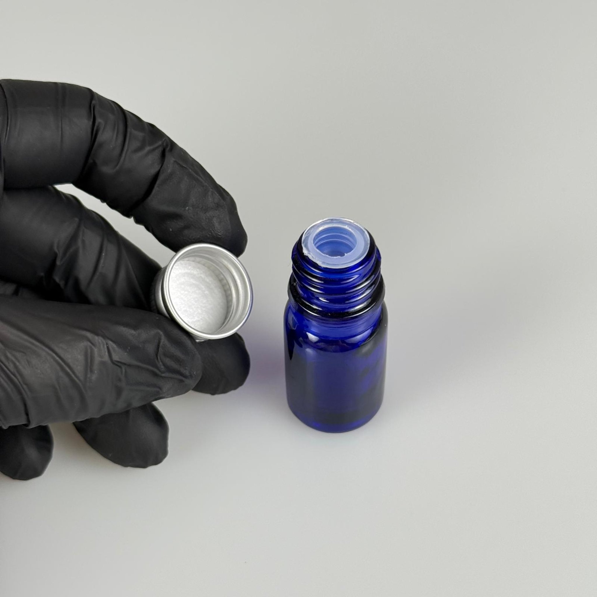5 CC MAVİ CAM ŞİŞE + KÖPÜK CONTALI GÜMÜŞ ALÜMİNYUM METAL KAPAKLI + KÖR TIPALI TAKIM - 5 ML MAVİ CAM ŞİŞE
