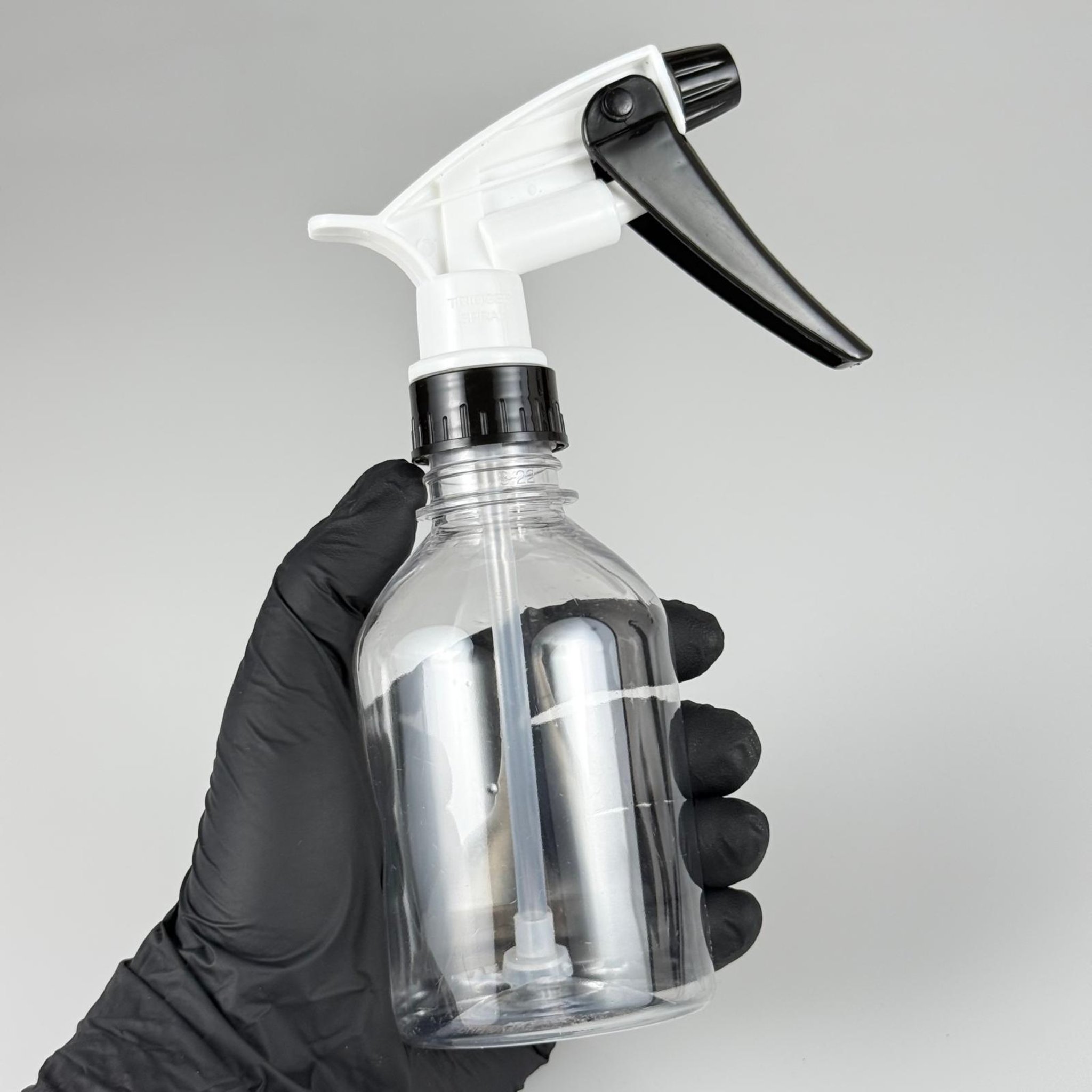 250 CC PET ŞİŞE - BÜYÜK SİYAH BEYAZ DOZAJLI KİMYASALA DAYANIKLI TRİGER TETİK SPREYLİ - 250 ML KİMYASALA DAYANIKLI PLASTİK ŞİŞE - 0,25 LT PET ŞİŞE - TOMBUL OTO TEMİZLİK ŞİŞESİ