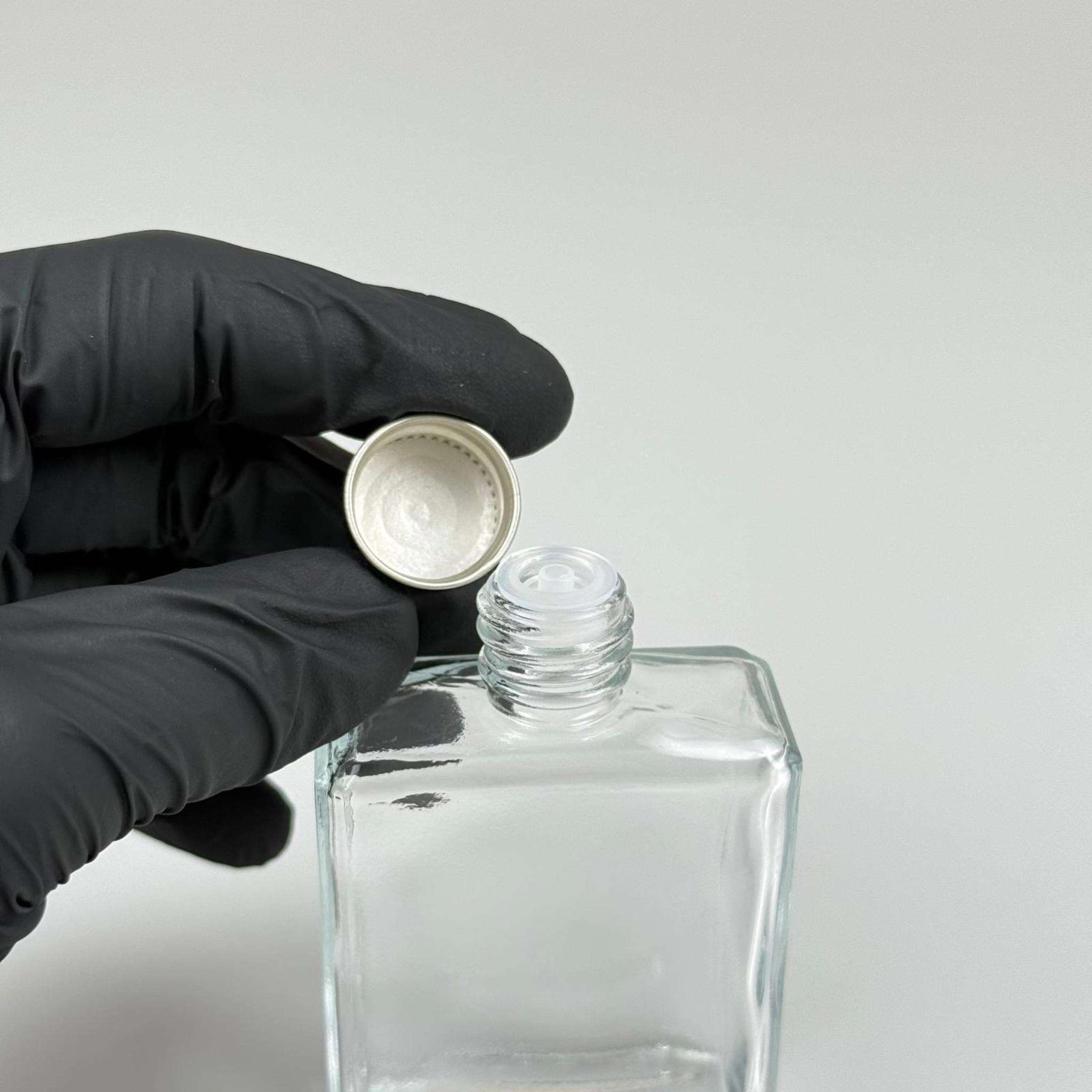 40 CC YASSI DİKDÖRTGEN KÖŞELİ KISA CAM ŞİŞE - SİYAH METAL KAPAKLI KOLONYA TIPALI - 40 ML PRESTİJLİ ŞİŞE