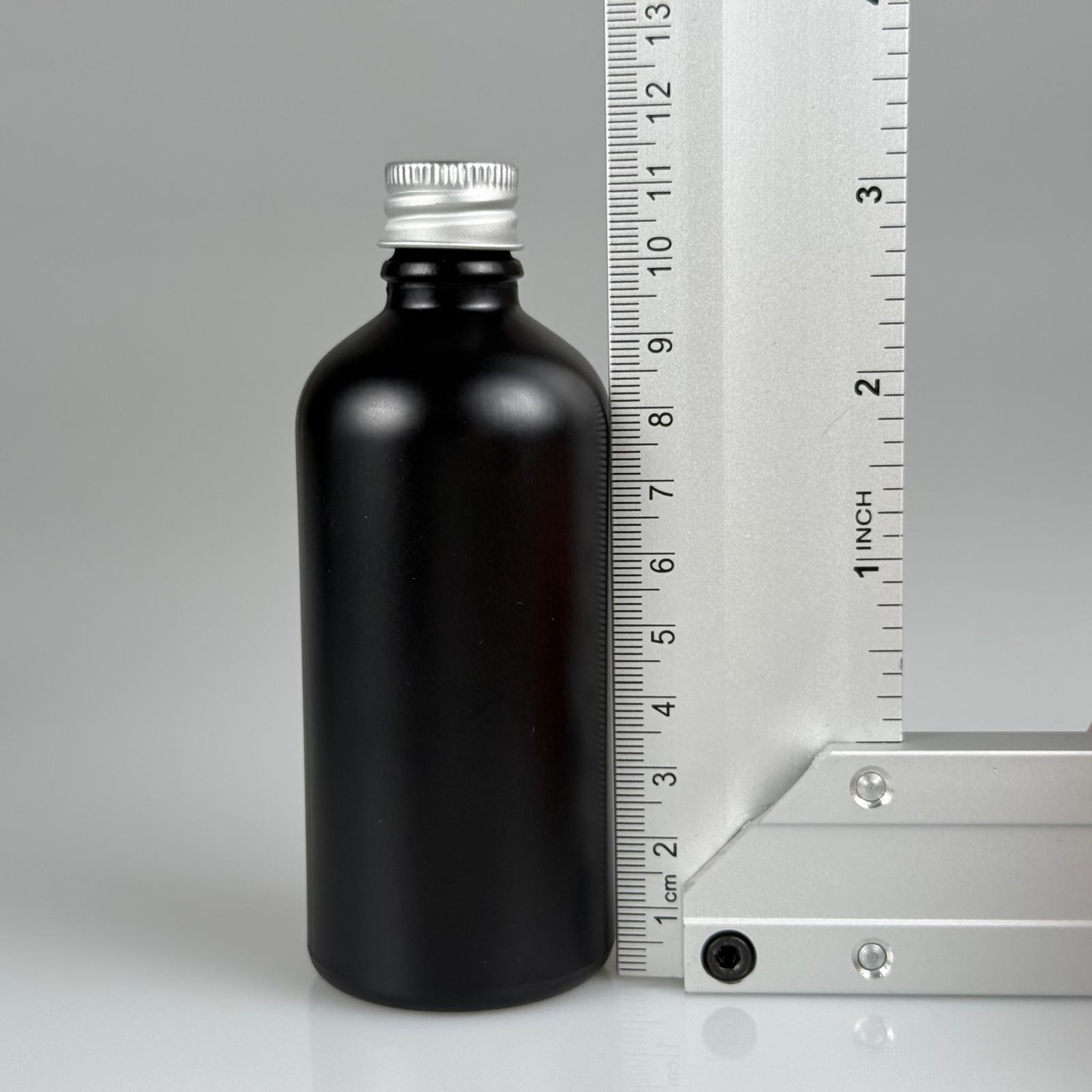 100 CC MAT SİYAH CAM ŞİŞE + KÖPÜK CONTALI GÜMÜŞ ALÜMİNYUM METAL KAPAKLI + KÖR TIPALI TAKIM - 100 ML MAT SİYAH CAM ŞİŞE
