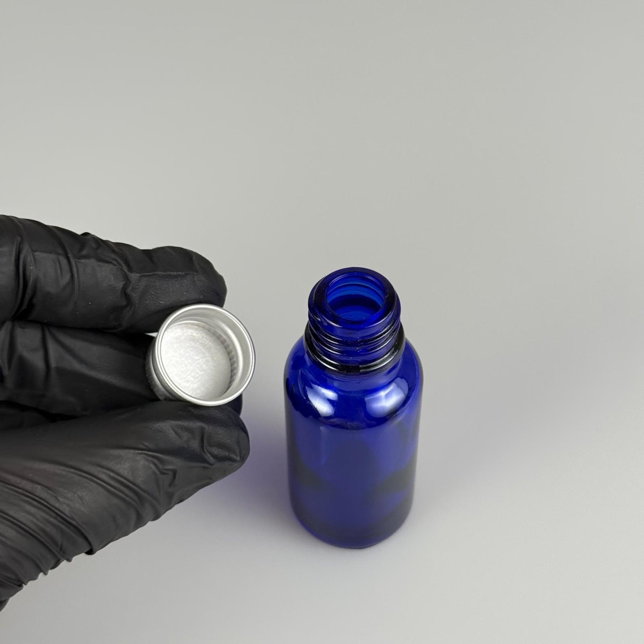 20 CC MAVİ CAM ŞİŞE + KÖPÜK CONTALI GÜMÜŞ ALÜMİNYUM METAL KAPAKLI TAKIM - 20 ML MAVİ CAM ŞİŞE