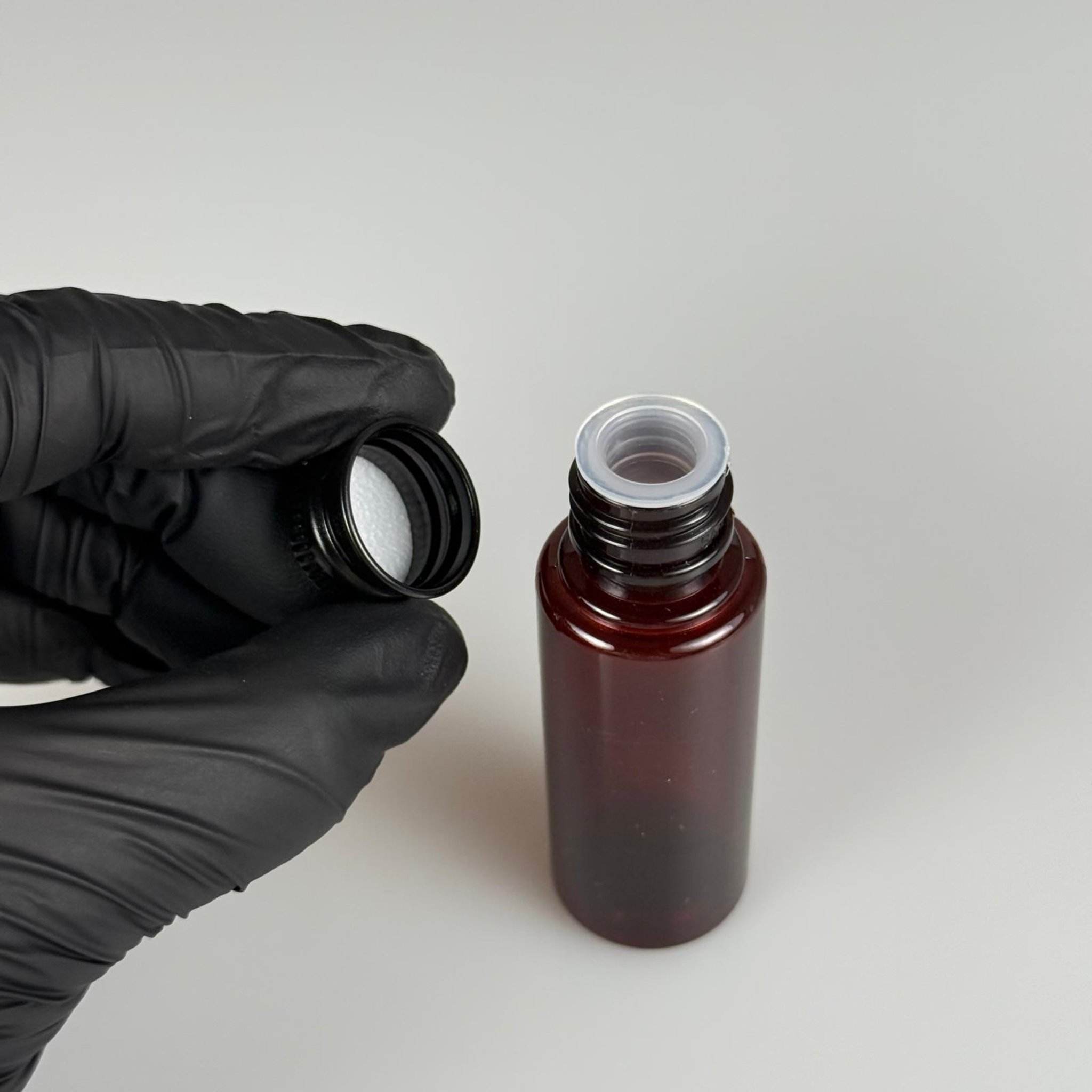30 CC PET AMBER SHOT ŞİŞE - KÖPÜK CONTALI SİYAH ALÜMİNYUM METAL KAPAKLI + KÖR TIPALITAKIM - 30 ML KAHVERENGİ PLASTİK ŞİŞE