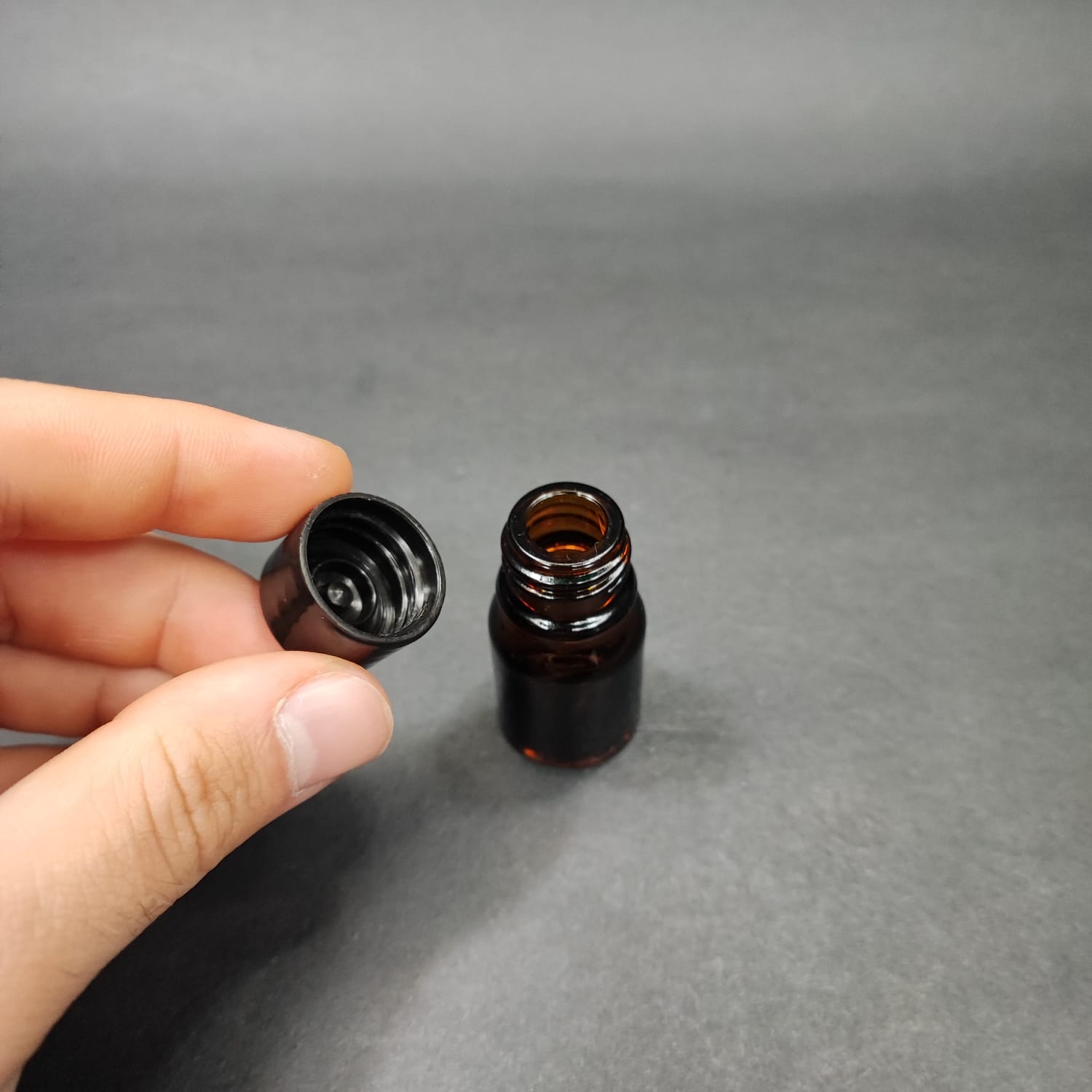 3 CC AMBER CAM ŞİŞE + KENDİNDEN CONTALI SIZDIRMAZ SİYAH KAPAK - 3 ML KAPAKLI CAM ŞİŞE