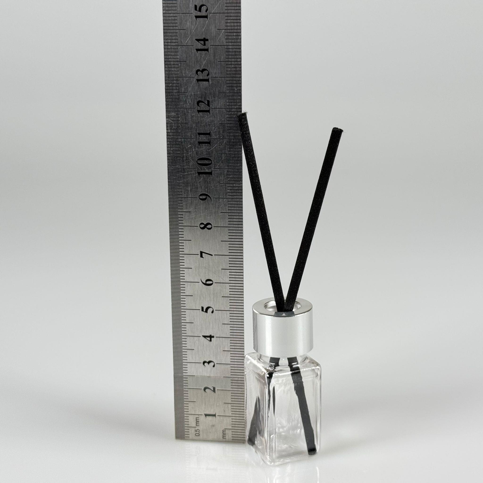 PLASTİK PET DİFÜZÖR  ODA KOKUSU BAMBU ŞİŞESİ - 10 ML KARE - ŞİŞE + GÜMÜŞ METAL KAPAK + TIPA + 24 CM FİBER ÇUBUK