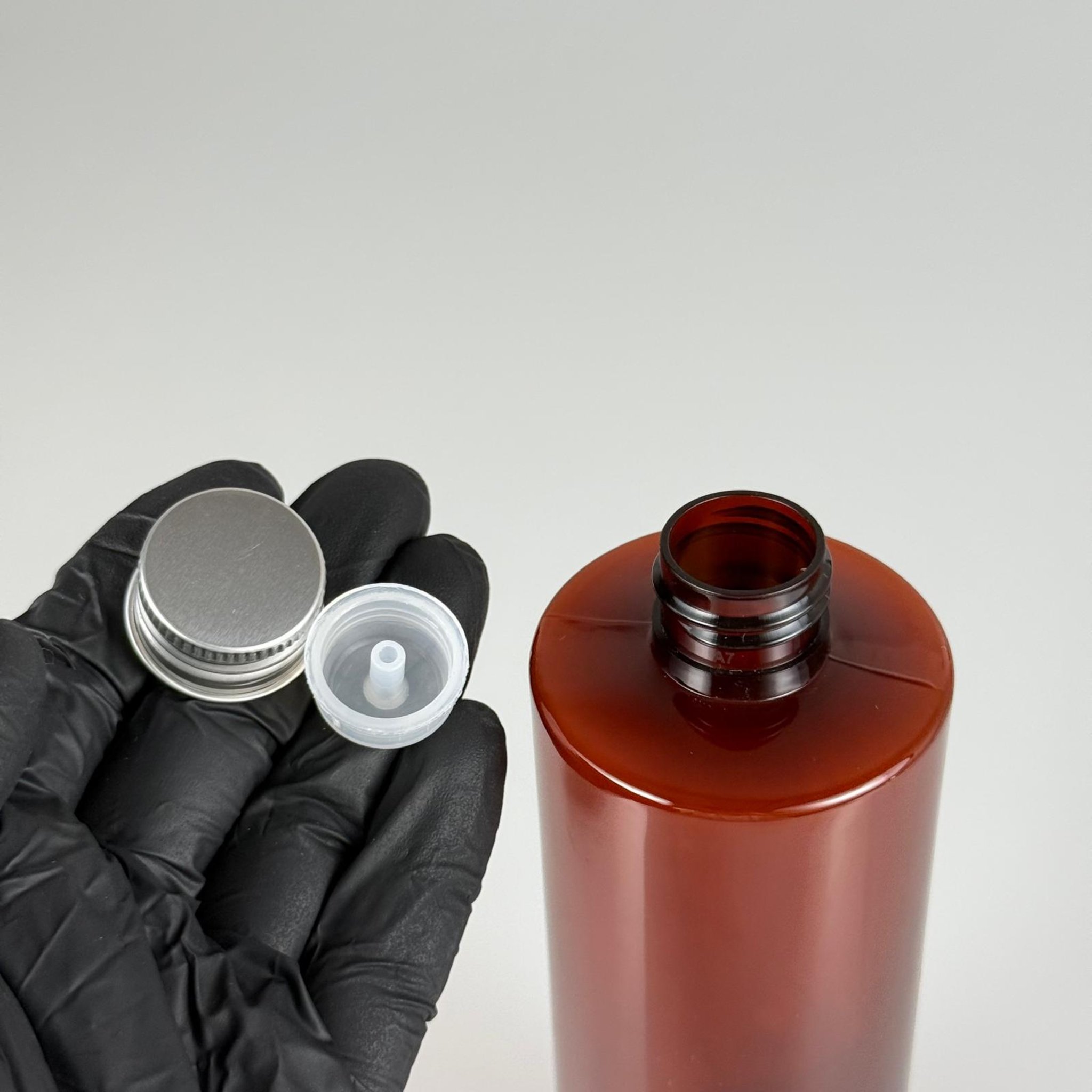 400 CC  AMBER KÜT BOYUNLU SİLİNDİR PET ŞİŞE (30 GR - 24 AĞIZ ) + KÖPÜK CONTALI GÜMÜŞ METAL ALÜMİNYUM KAPAK + KOLONYA TIPALI TAKIM - 400 ML KAPAKLI KAHVERENGİ PLASTİK ŞİŞELER
