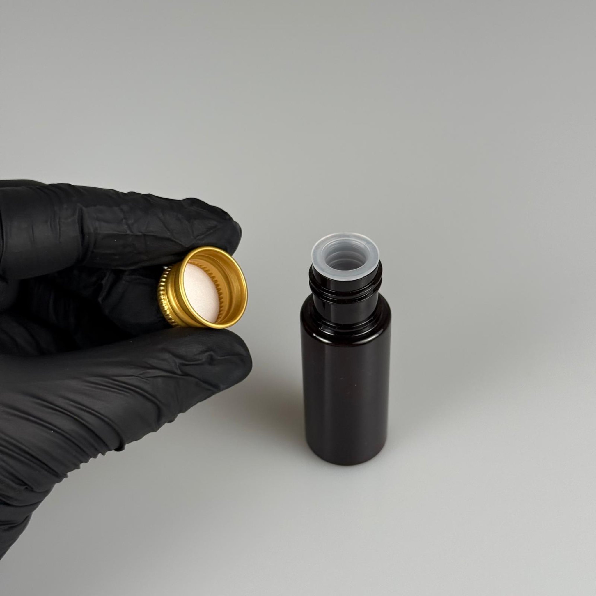 15 CC AMBER SİLİNDİR PET ŞİŞE + KÖPÜK CONTALI GOLD ALÜMİNYUM METAL KAPAKLI + KÖR TIPALI TAKIML - 15 ML KAHVERENGİ PET ŞİŞE