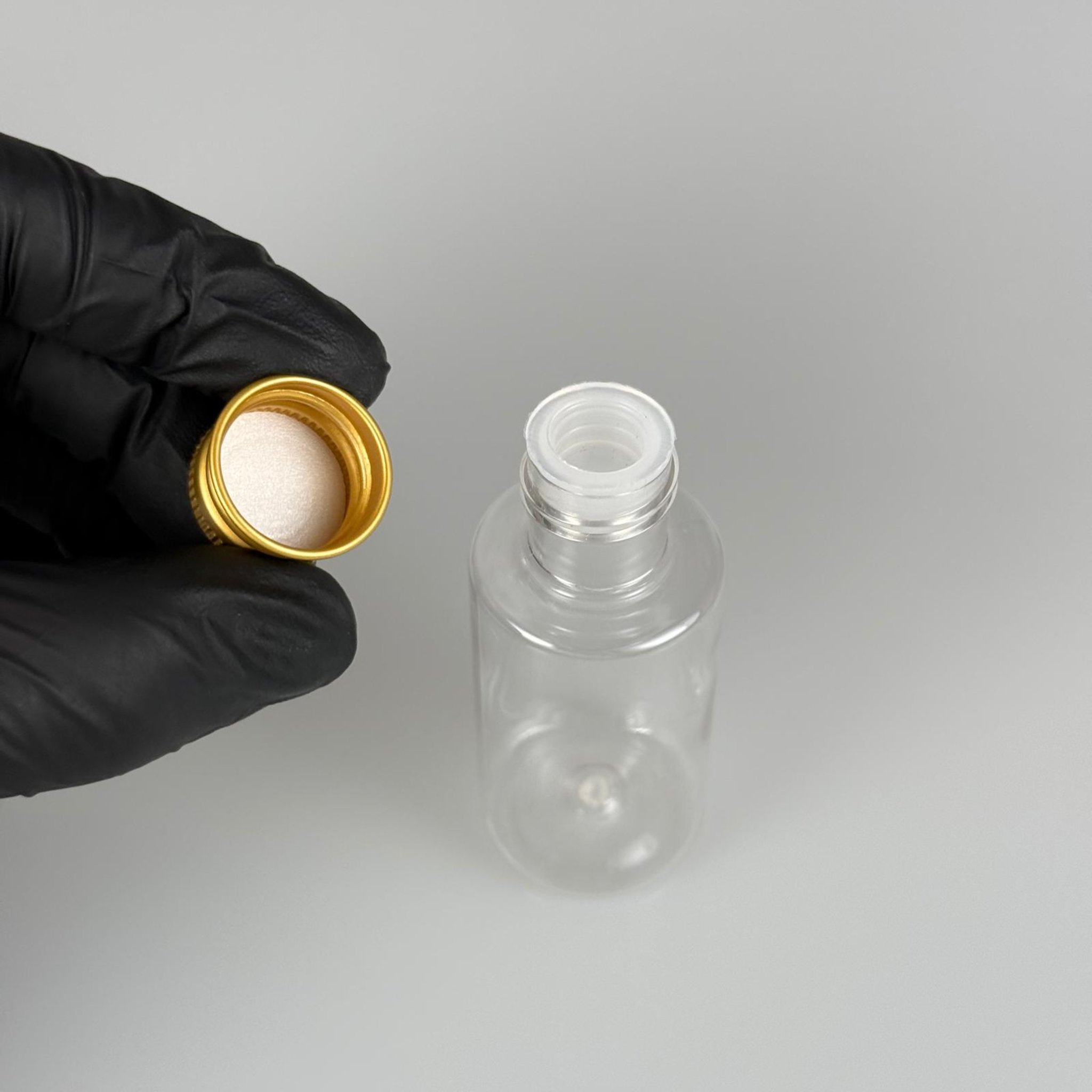 30 CC SİLİNDİR KISA MODEL PET ŞİŞE - KÖPÜK CONTALI GOLD ALÜMİNYUM METAL KAPAKLI + KÖR TIPALII TAKIM - 30 ML ŞEFFAF PET ŞİŞE