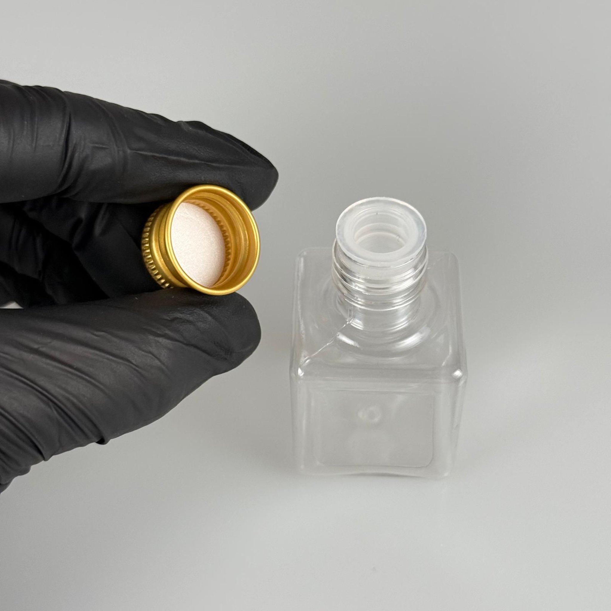 35 CC ŞEFFAF KARE PET ŞİŞE - KÖPÜK CONTALI GOLD ALÜMİNYUM METAL KAPAKLI + KÖR TIPALI TAKIM - 35 ML ŞEFFAF KARE PET ŞİŞE