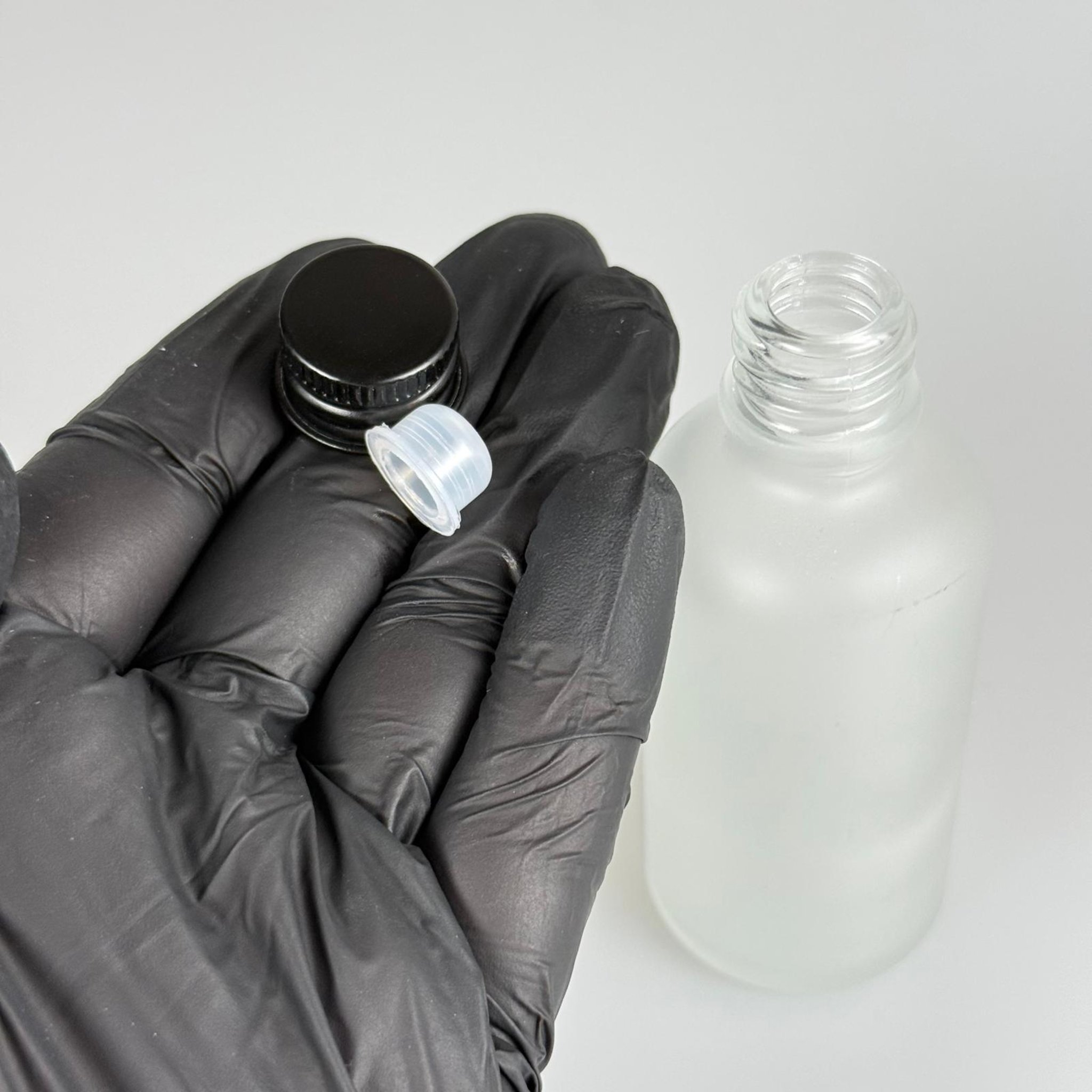50 CC BUZLU CAM ŞİŞE + KÖPÜK CONTALI SİYAH ALÜMİNYUM METAL KAPAKLI + KÖR TIPALI TAKIM - 50 ML BUZLU CAM ŞİŞE