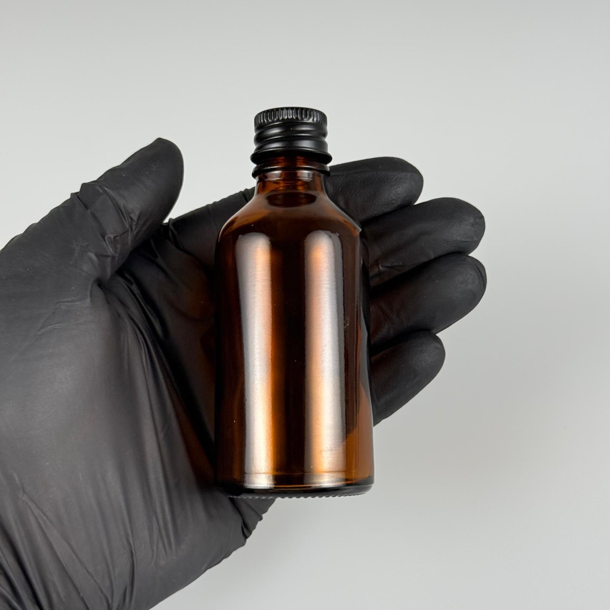 50 CC AMBER CAM ŞİŞE + KÖPÜK CONTALI SİYAH ALÜMİNYUM METAL KAPAKLI + DAMLALIKLI KOLONYA TIPALI TAKIM - 50 ML KAHVERENGİ CAM ŞİŞE
