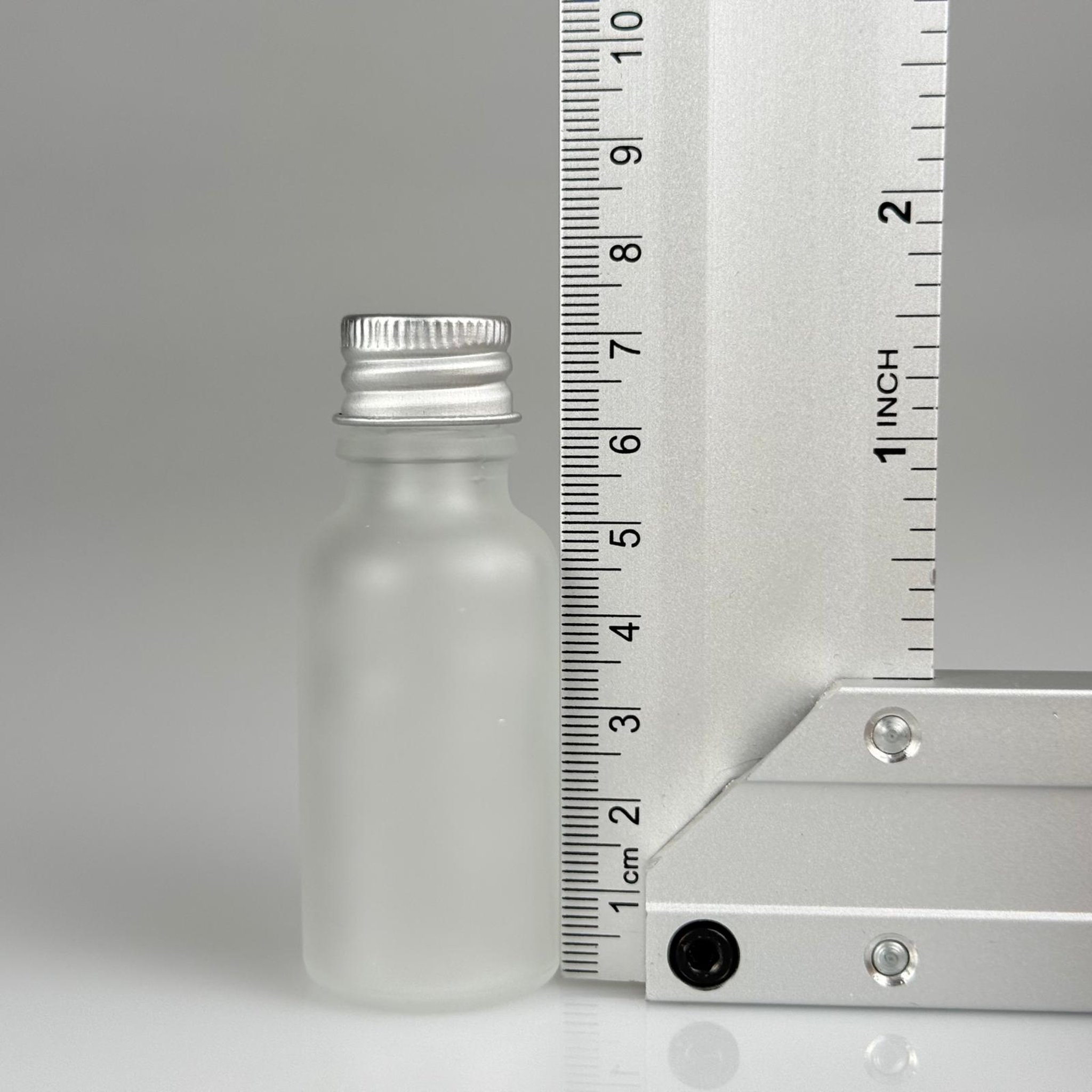 20 CC BUZLU CAM ŞİŞE + KÖPÜK CONTALI GÜMÜŞ ALÜMİNYUM METAL KAPAKLI + KOOLONYA TIPALI TAKIM - 20 ML BUZLU CAM ŞİŞE