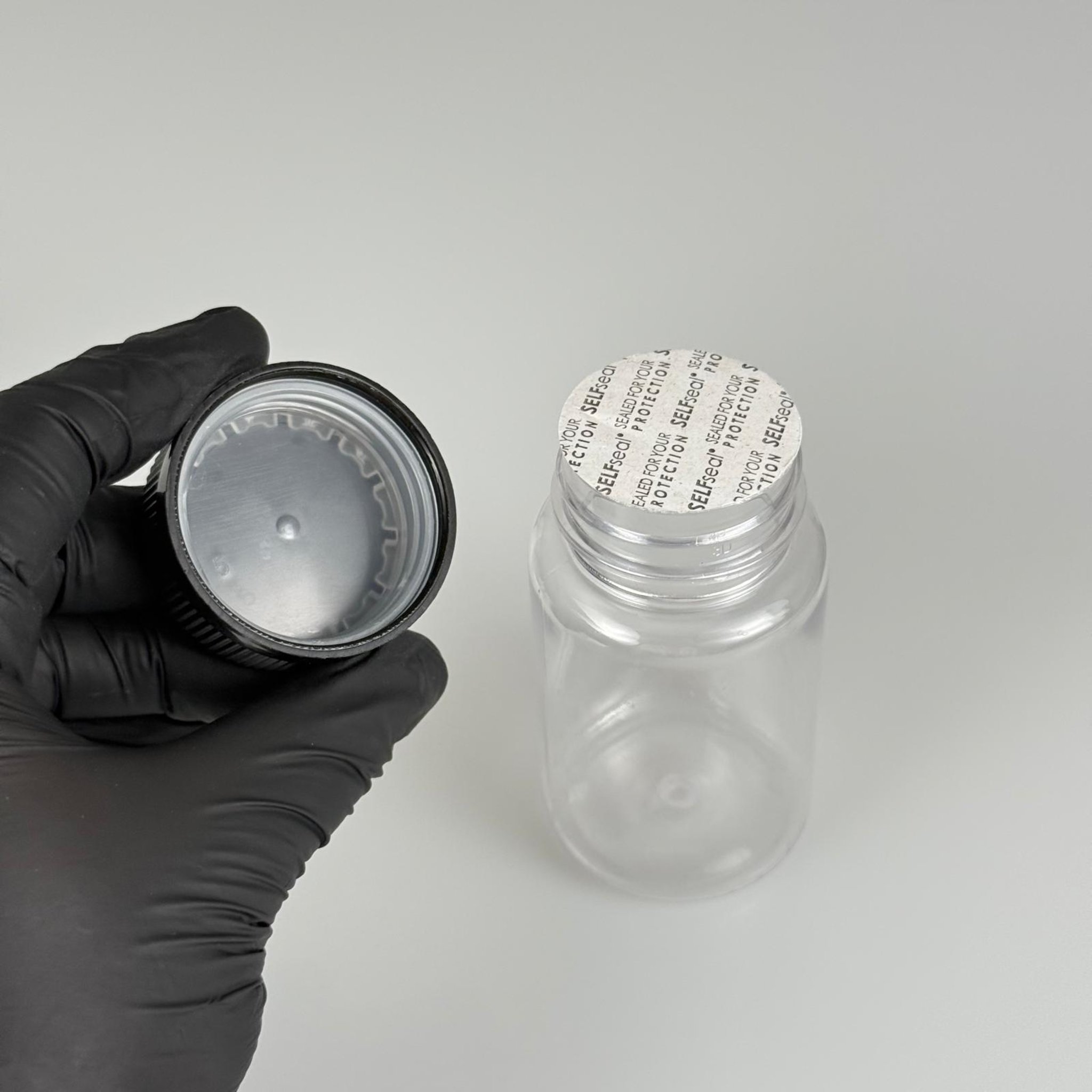 100 ML CONTALI ÇOCUK KİLİT KAPAKLI TABLET ŞİŞESİ  - 100 CC ŞEFFAF PET KAVANOZ + 38 MM SİYAH ÇOCUK KİLİTLİ KAPAK + KENDİNDEN YAPIŞKANLI KÖPÜK CONTA TAKIM -  KAPSÜL KUTUSU - İLAÇ ŞİŞESİ - MEDİKAL HAP ŞİŞESİ - FARMASÖTİK KAVANOZ