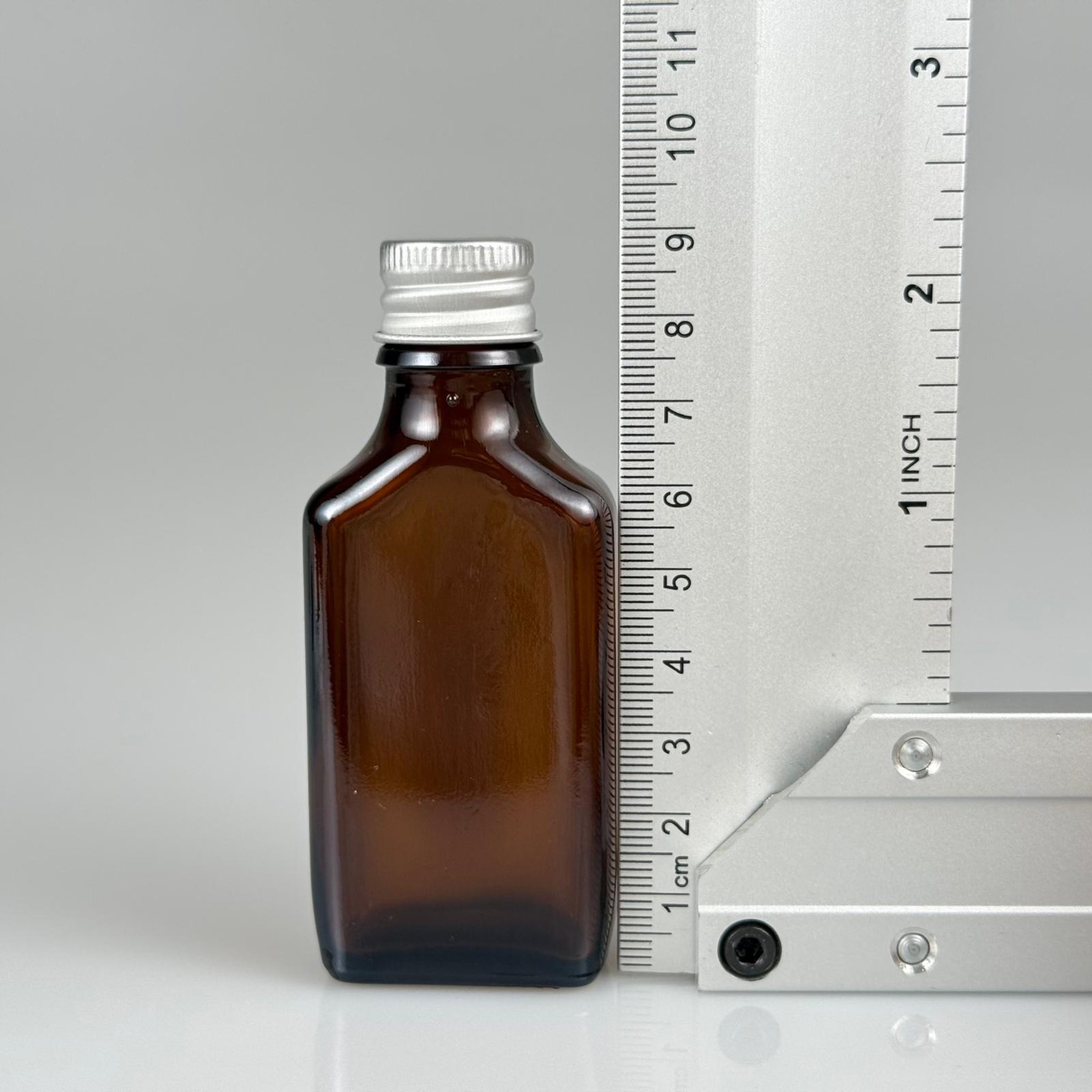 30 CC AMBER YASSI CAM ŞİŞE + GÜMÜŞ ALÜMİNYUM METAL KAPAKLI TAKIM - 30 ML KAHVERENGİ CAM ŞİŞE