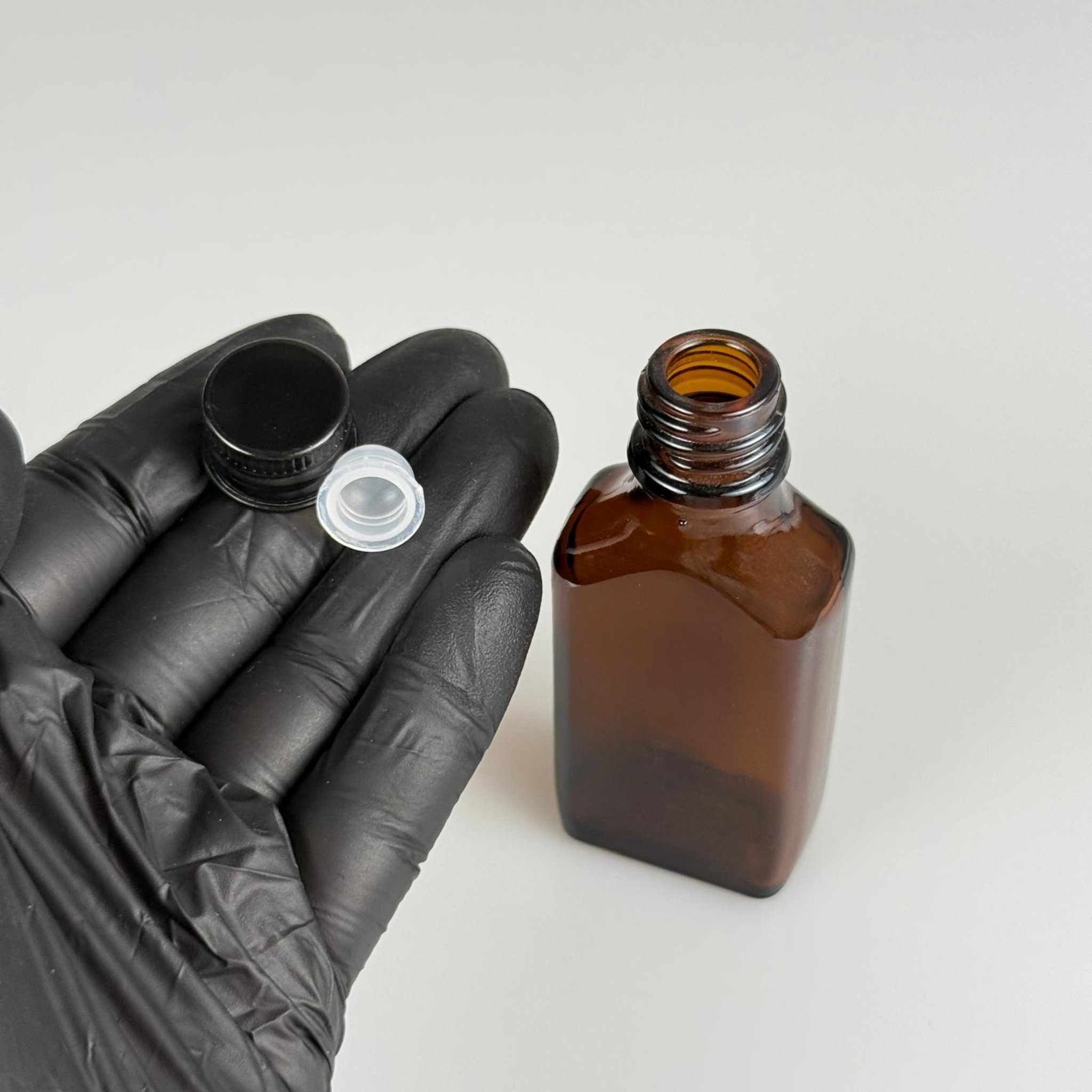 30 CC AMBER YASSI CAM ŞİŞE + SİYAH ALÜMİNYUM METAL KAPAKLI + KÖR TIPALI TAKIM - 30 ML KAHVERENGİ CAM ŞİŞE
