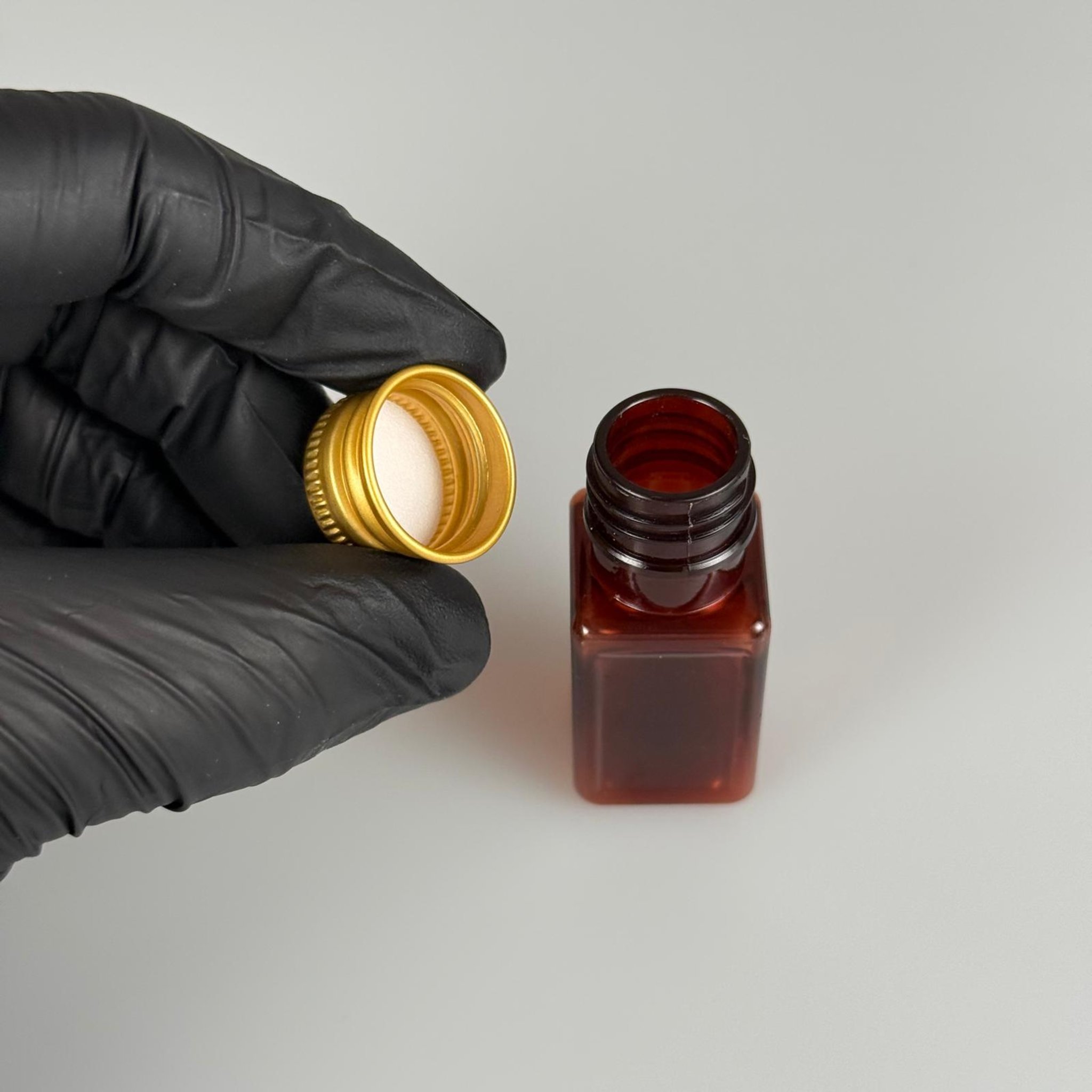 10 CC AMBER KARE PET SHOT ŞİŞE - KÖPÜK CONTALI GOLD ALÜMİNYUM METAL KAPAKLI TAKIM - 10 ML KAHVERENGİ PLASTİK ŞİŞE