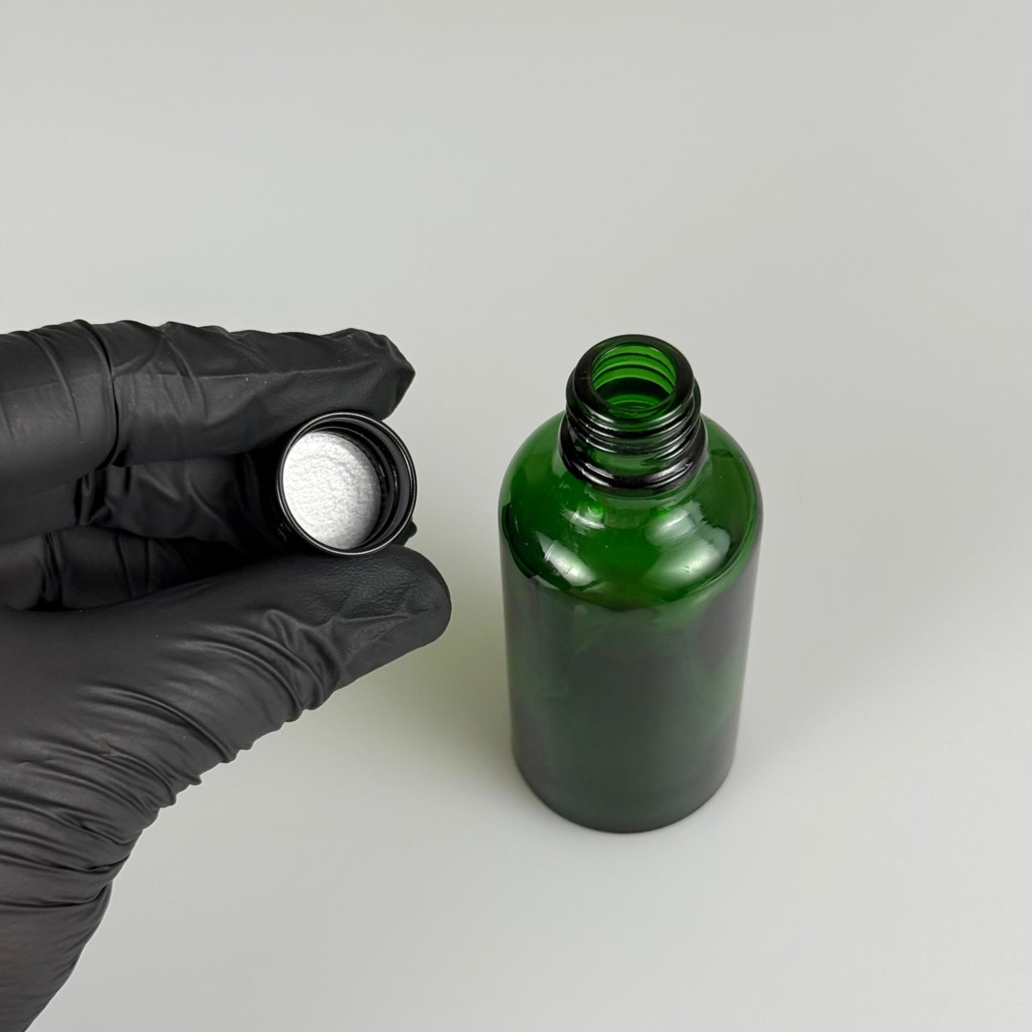 50 CC YEŞİL CAM ŞİŞE + KÖPÜK CONTALI SİYAH ALÜMİNYUM METAL KAPAKLI TAKIM - 50 ML YEŞİL CAM ŞİŞE