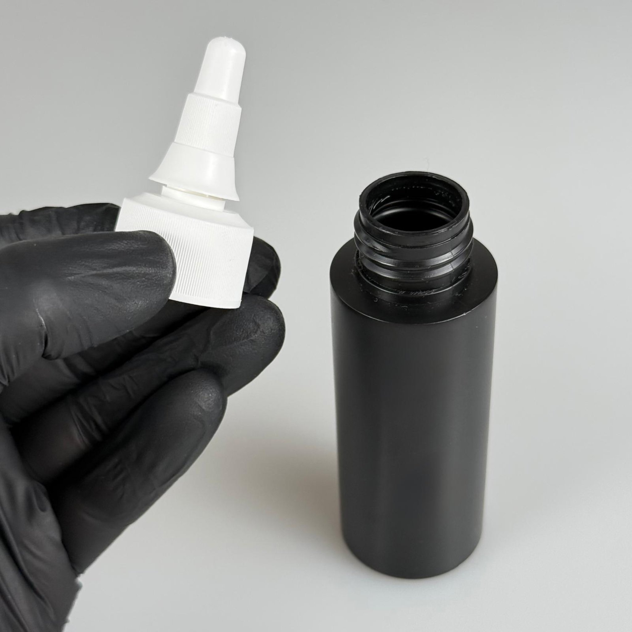 50 CC SİYAH POLİETİLEN PLASTİK ŞİŞE - 24 MM BEYAZ ASANSÖR KAPAKLI  - 50 ML KAPAKLI PLASTİK ŞİŞE