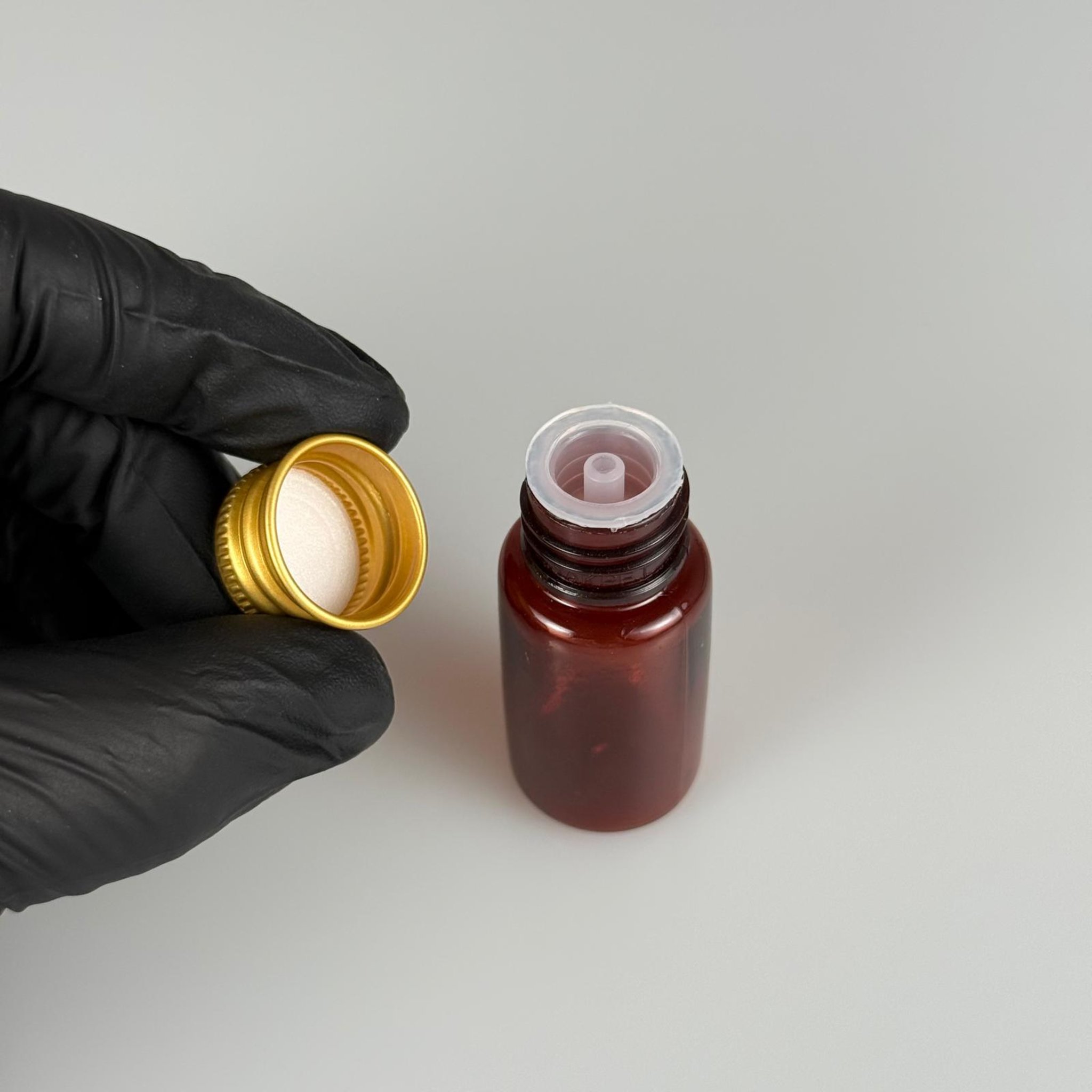 10 CC AMBER PET SHOT ŞİŞE - KÖPÜK CONTALI GOLD ALÜMİNYUM METAL KAPAKLI + DAMLALIKLI KOLONYA TIPALI TAKIM - 10 ML KAHVERENGİ PLASTİK ŞİŞE