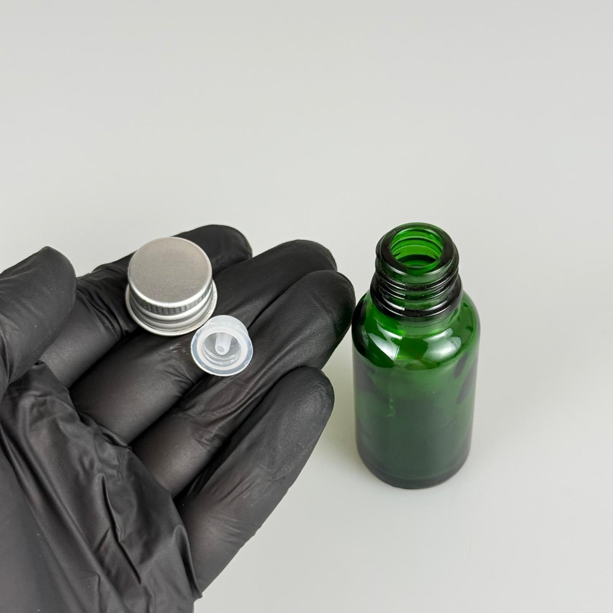 20 CC YEŞİL CAM ŞİŞE + KÖPÜK CONTALI GÜMÜŞ ALÜMİNYUM METAL KAPAKLI + KOLONYA TIPALI TAKIM - 20 ML YEŞİL CAM ŞİŞE