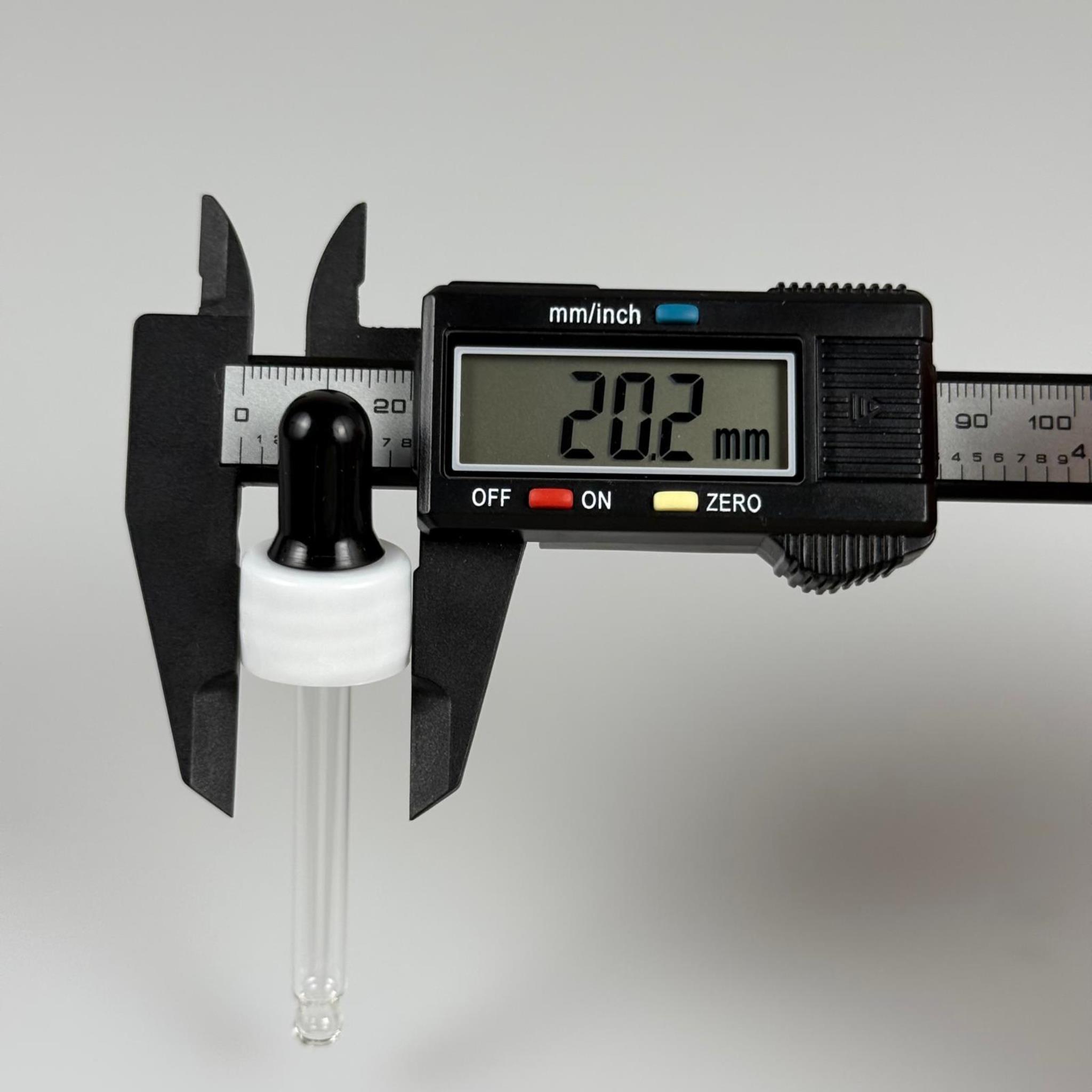 18 MM CAM DAMLALIKLI TAKIM - SİYAH EMZİK +  DELİKLİ PLASTİK DÜZ BEYAZ KAPAK + 70 MM CAM PİPET