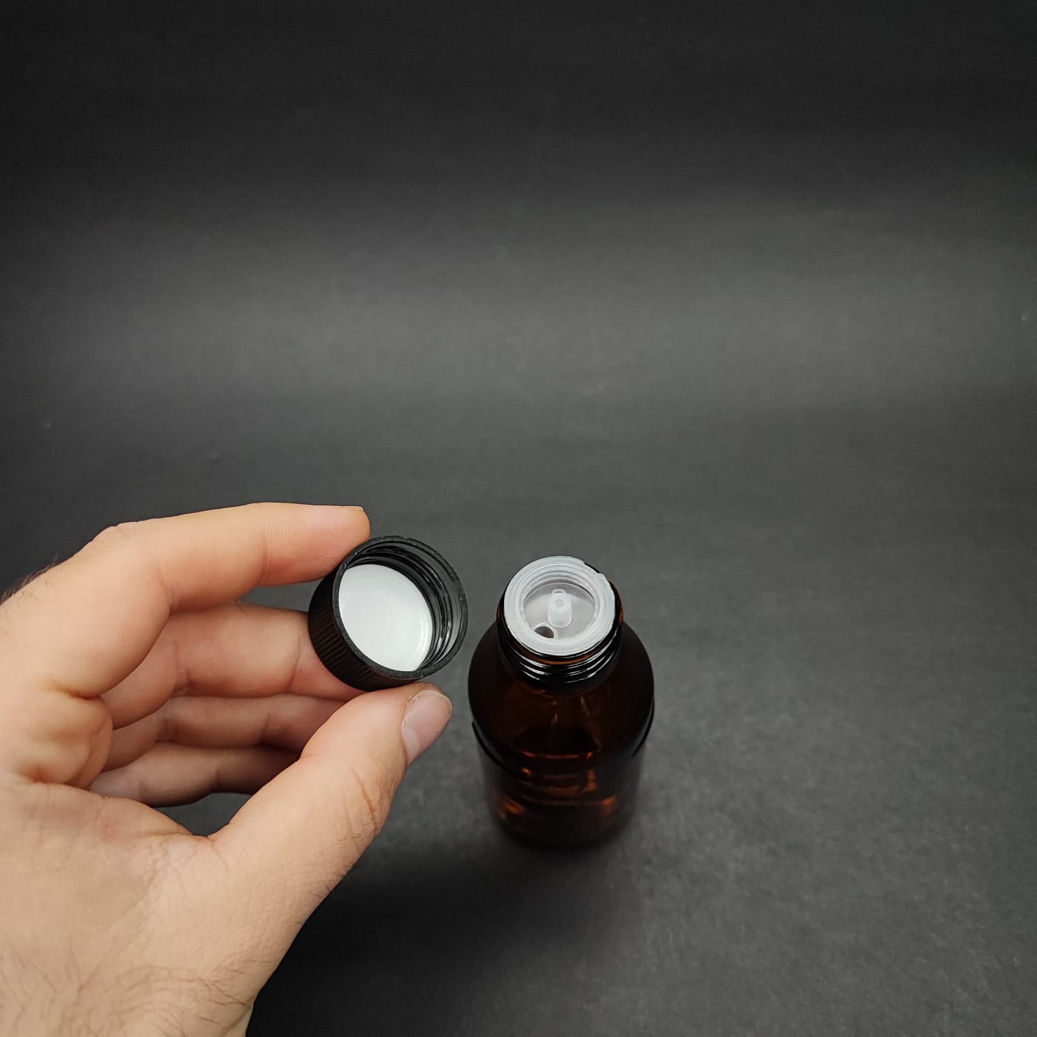 60 ML DOLUMU KOLAY, GENİŞ AĞIZLI İÇTEN DAMLALIKLI ŞİŞE (25 MM AĞIZ) - 60 CC SİYAH CONTALI KAPAKLI İÇTEN DAMLALIKLI CAM ECZA ŞİŞESİ - AMBER KAHVERENGİ