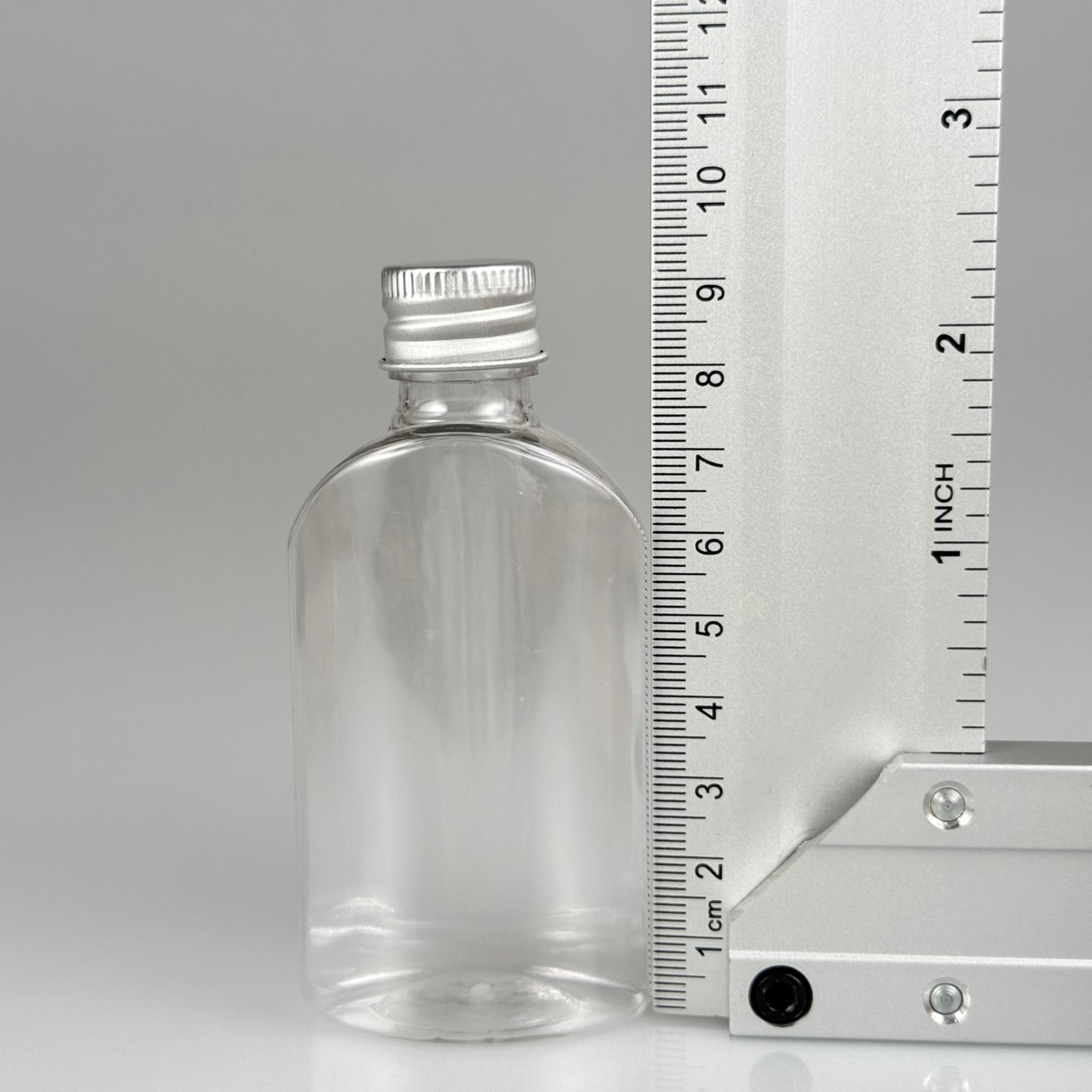 50 CC ŞEFFAF YASSI OVAL MODEL PET ŞİŞE + KÖPÜK CONTALI GÜMÜŞ ALÜMİNYUM METAL KAPAKLI + DAMLALIKLI KOLONYA TIPALI TAKIM - 50 ML PLASTİK ŞİŞE