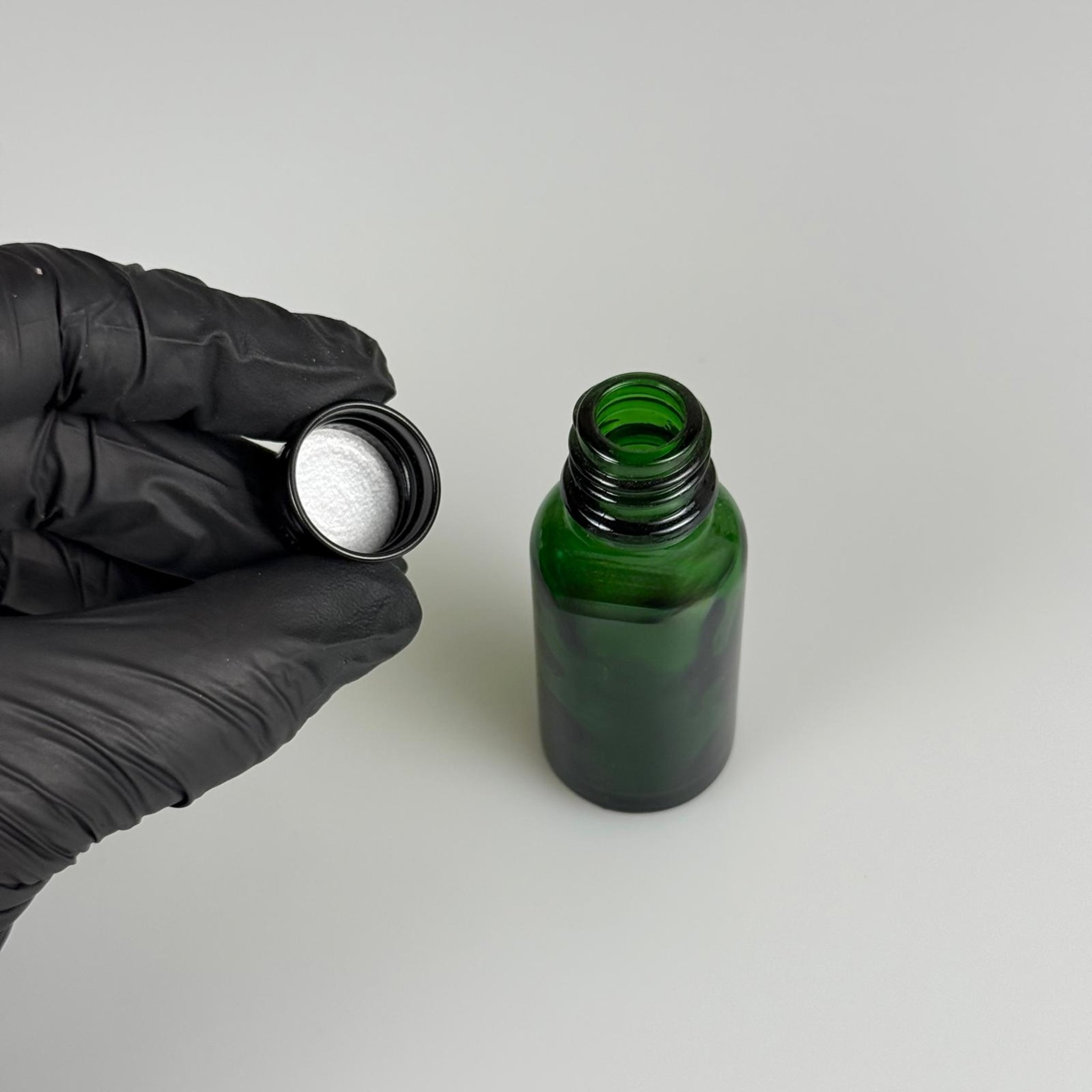 20 CC YEŞİL CAM ŞİŞE + KÖPÜK CONTALI SİYAH ALÜMİNYUM METAL KAPAKLI TAKIM - 20 ML YEŞİL CAM ŞİŞE