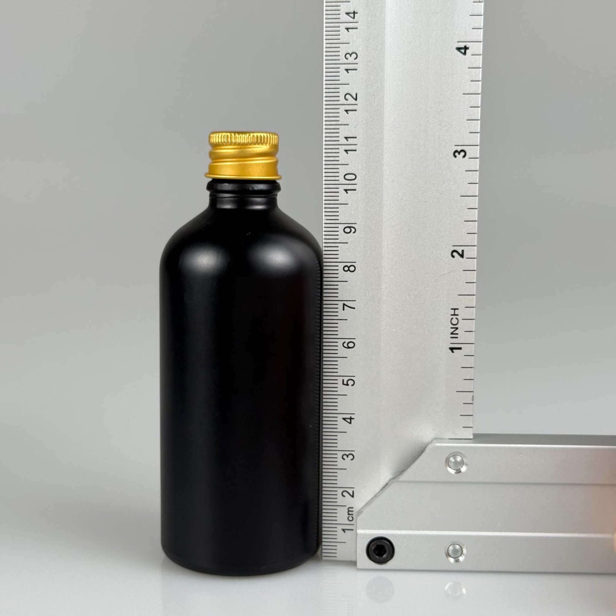 100 CC MAT SİYAH CAM ŞİŞE + KÖPÜK CONTALI GOLD ALÜMİNYUM METAL KAPAKLI + KÖR TIPALI TAKIM - 100 ML MAT SİYAH CAM ŞİŞE