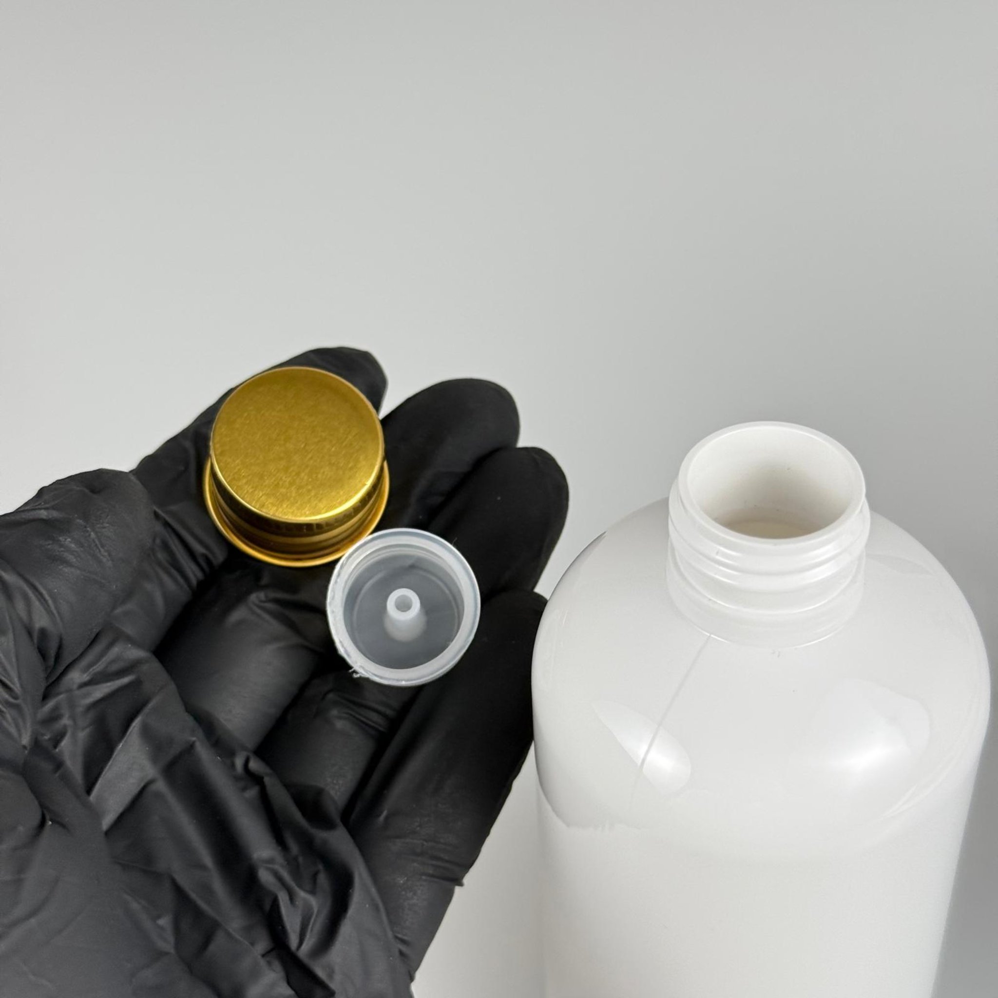 250 CC BEYAZ PLASTİK ŞİŞE ZEYNEP MODEL ( 24 AĞIZ ) + KÖPÜK CONTALI GOLD METAL ALÜMİNYUM KAPAKLI + KOLONYA TIPALI TAKIM - 250 ML KAPAKLI BEYAZ TOMBUL PET ŞİŞELER