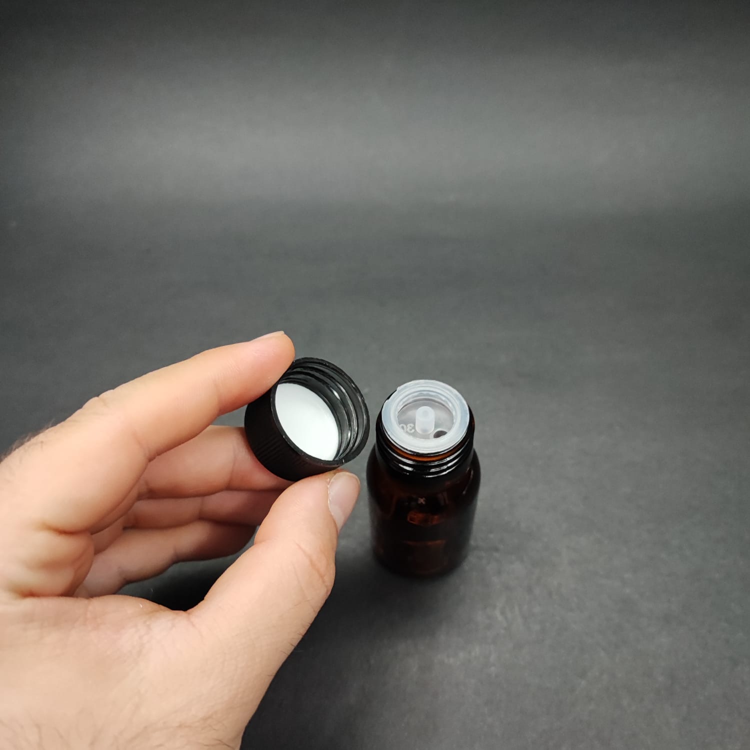 20 ML DOLUMU KOLAY, GENİŞ AĞIZLI İÇTEN DAMLALIKLI ŞİŞE (25 MM AĞIZ) - 20 CC SİYAH CONTALI KAPAKLI İÇTEN DAMLALIKLI CAM ECZA ŞİŞESİ - AMBER KAHVERENGİ