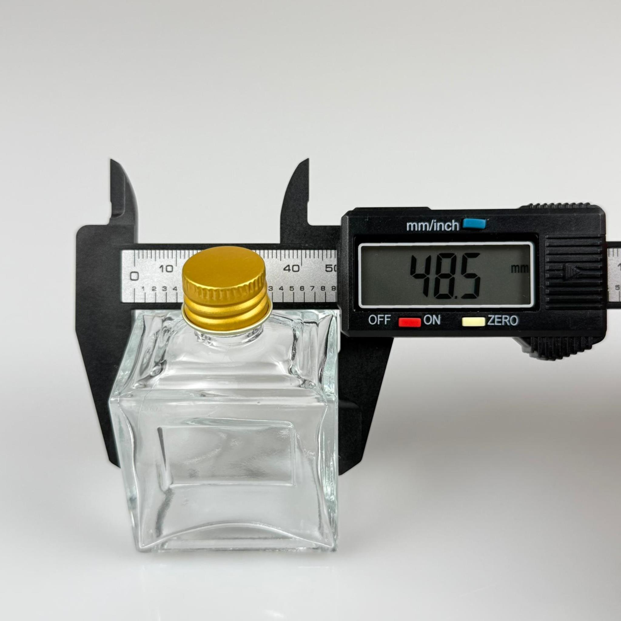 50 CC KÖŞELİ PRİZMA CAM ŞİŞE - GOLD METAL KAPAKLI KOLONYA TIPALI - 50 ML PRESTİJLİ ŞİŞE