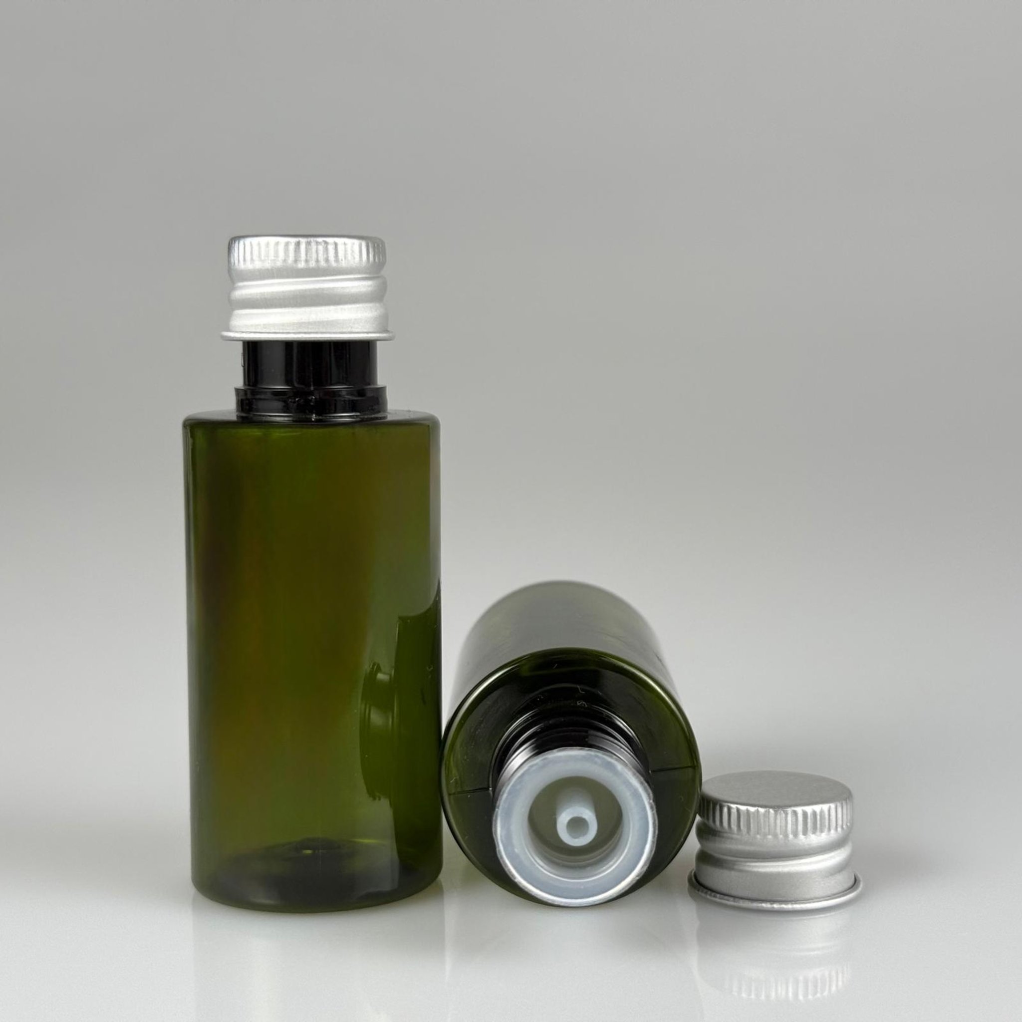 35 CC  SİLİNDİR YEŞİL PET ŞİŞE + KÖPÜK CONTALI GÜMÜŞ ALÜMİNYUM METAL KAPAKLI + DAMLALIKLI KOLONYA TIPALI TAKIM - 35 ML PLASTİK ŞİŞE