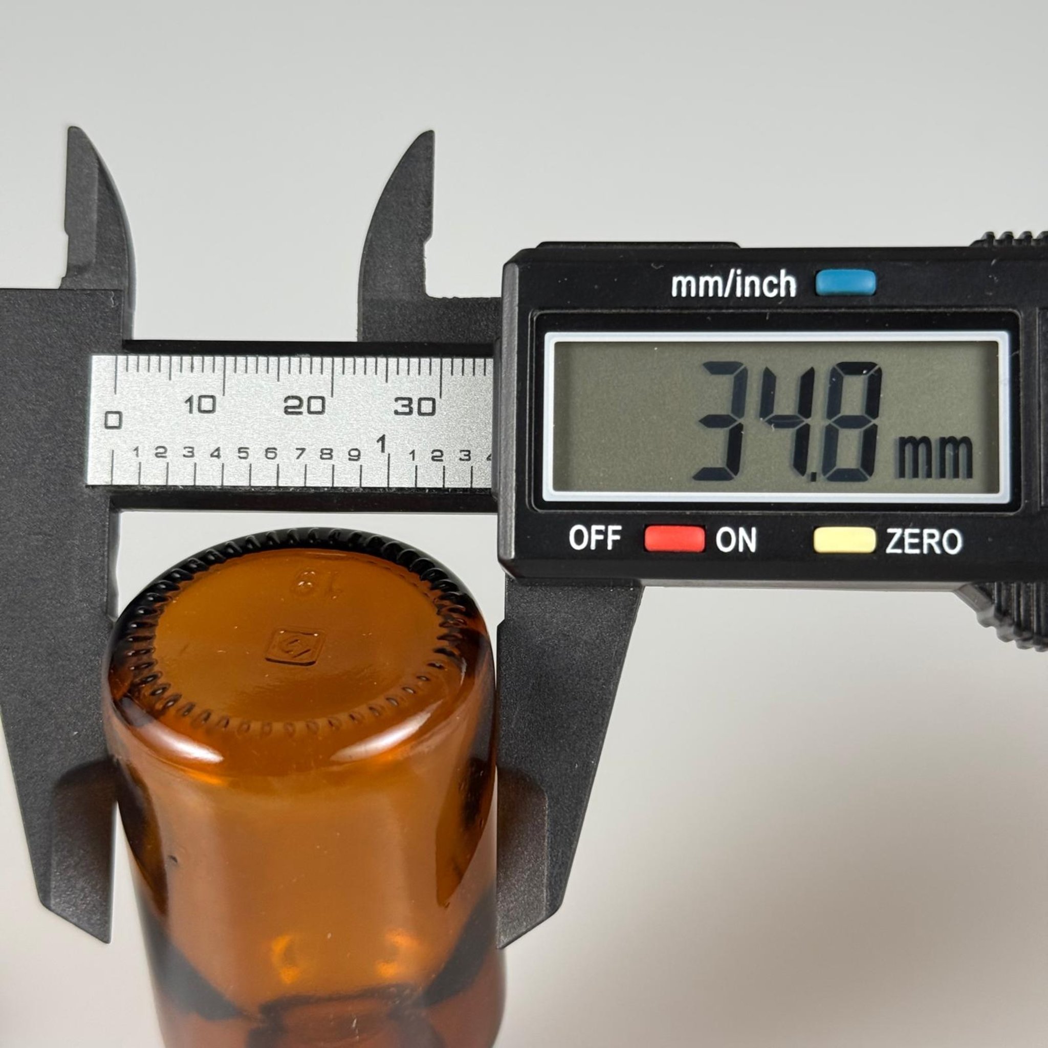 30 CC AMBER CAM ŞİŞE + SİYAH PLASTİK KAPAK + 15 ML ÖLÇEK TAKIM - 30 ML KAHVERENGİ BOŞ ŞURUP ŞİŞESİ (AĞIZ ÇAPI 25 MM) - 30 ML ECZA ŞİŞESİ