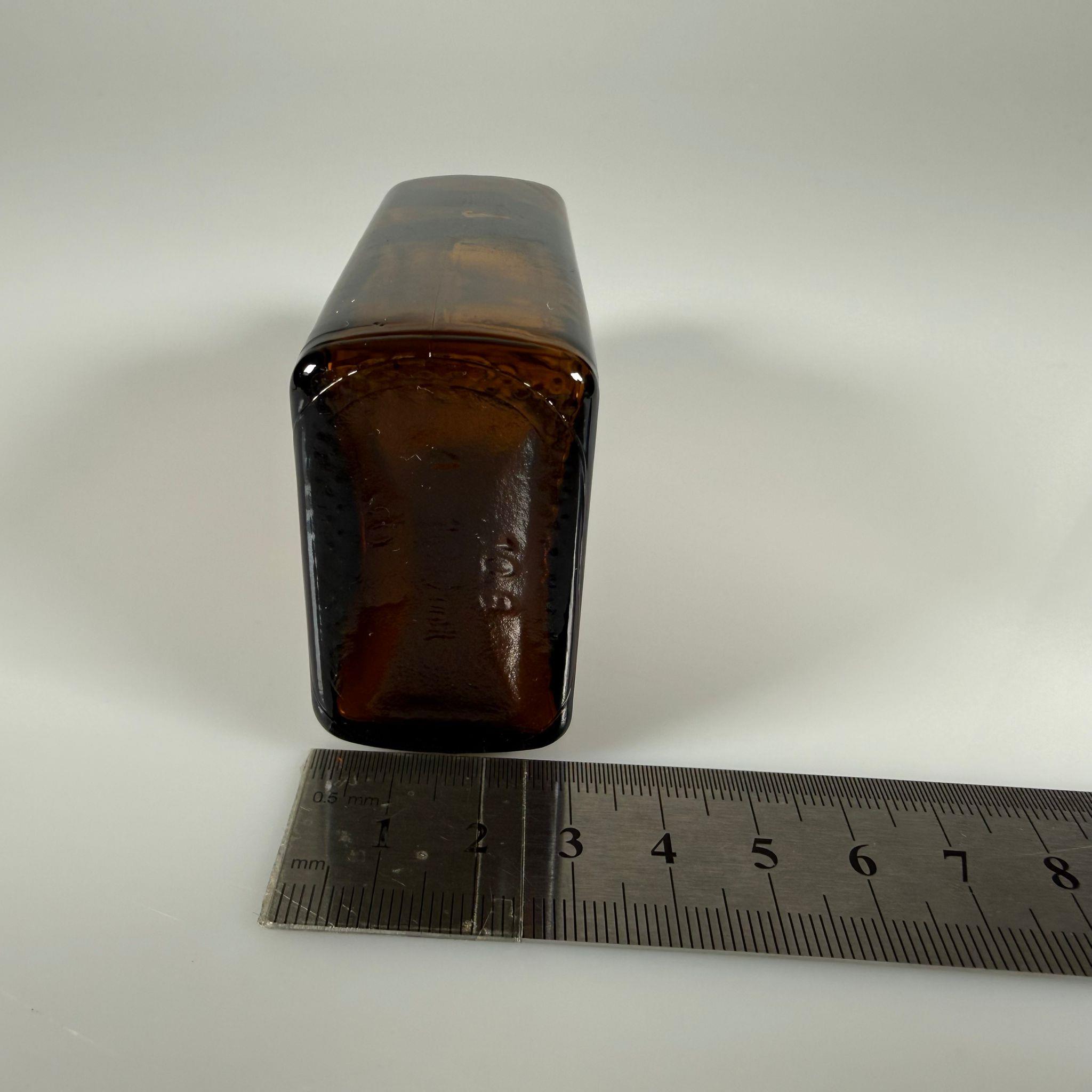 100 ML YASSI DOLUMU KOLAY, GENİŞ AĞIZLI İÇTEN DAMLALIKLI ŞİŞE (28 MM AĞIZ)  - 100 CC BEYAZ CONTALI KAPAKLI İÇTEN DAMLALIKLI CAM ECZA ŞİŞESİ - AMBER KAHVERENGİ