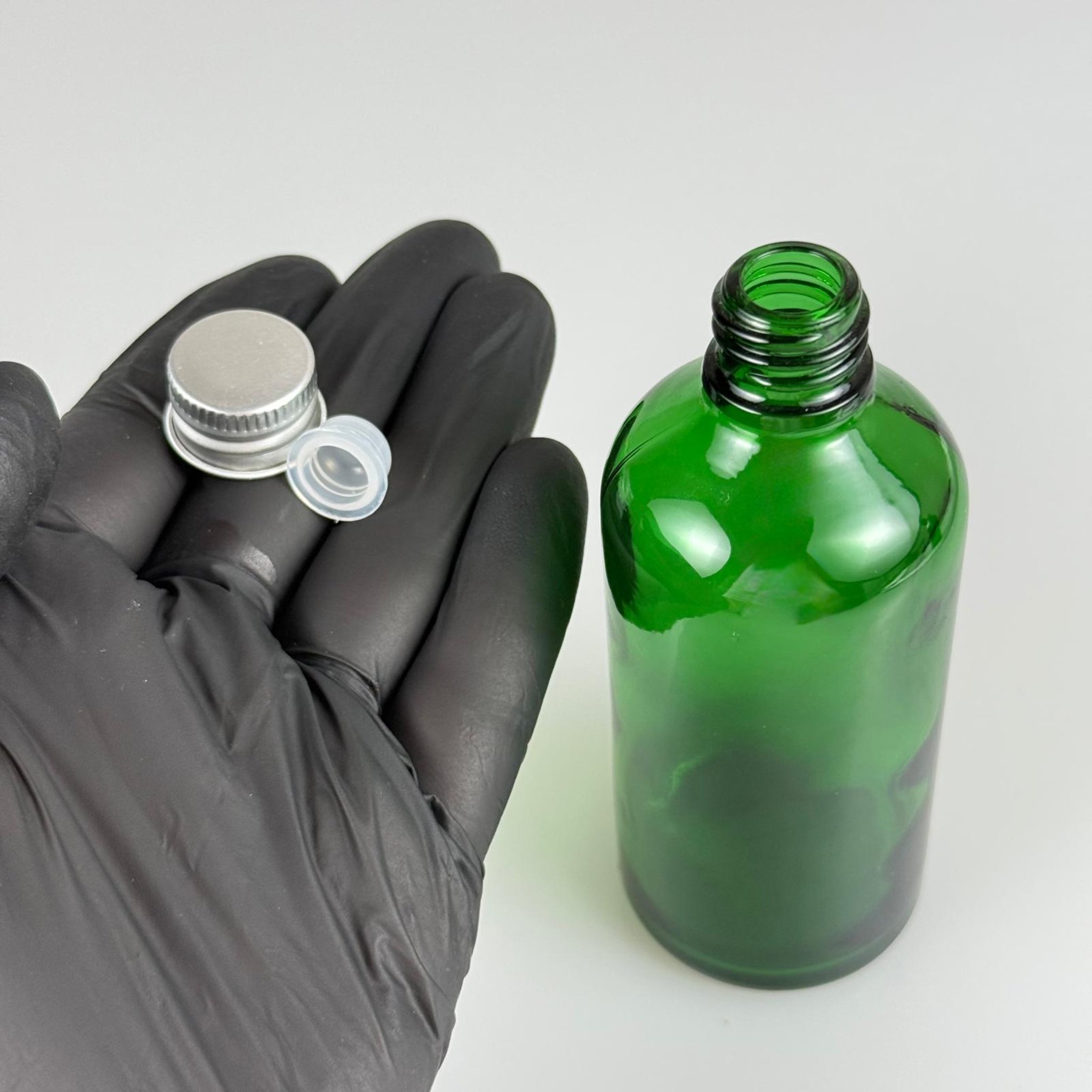 100 CC YEŞİL CAM ŞİŞE + KÖPÜK CONTALI GÜMÜŞ ALÜMİNYUM METAL KAPAKLI + KÖR TIPALI TAKIM - 100 ML YEŞİL CAM ŞİŞE