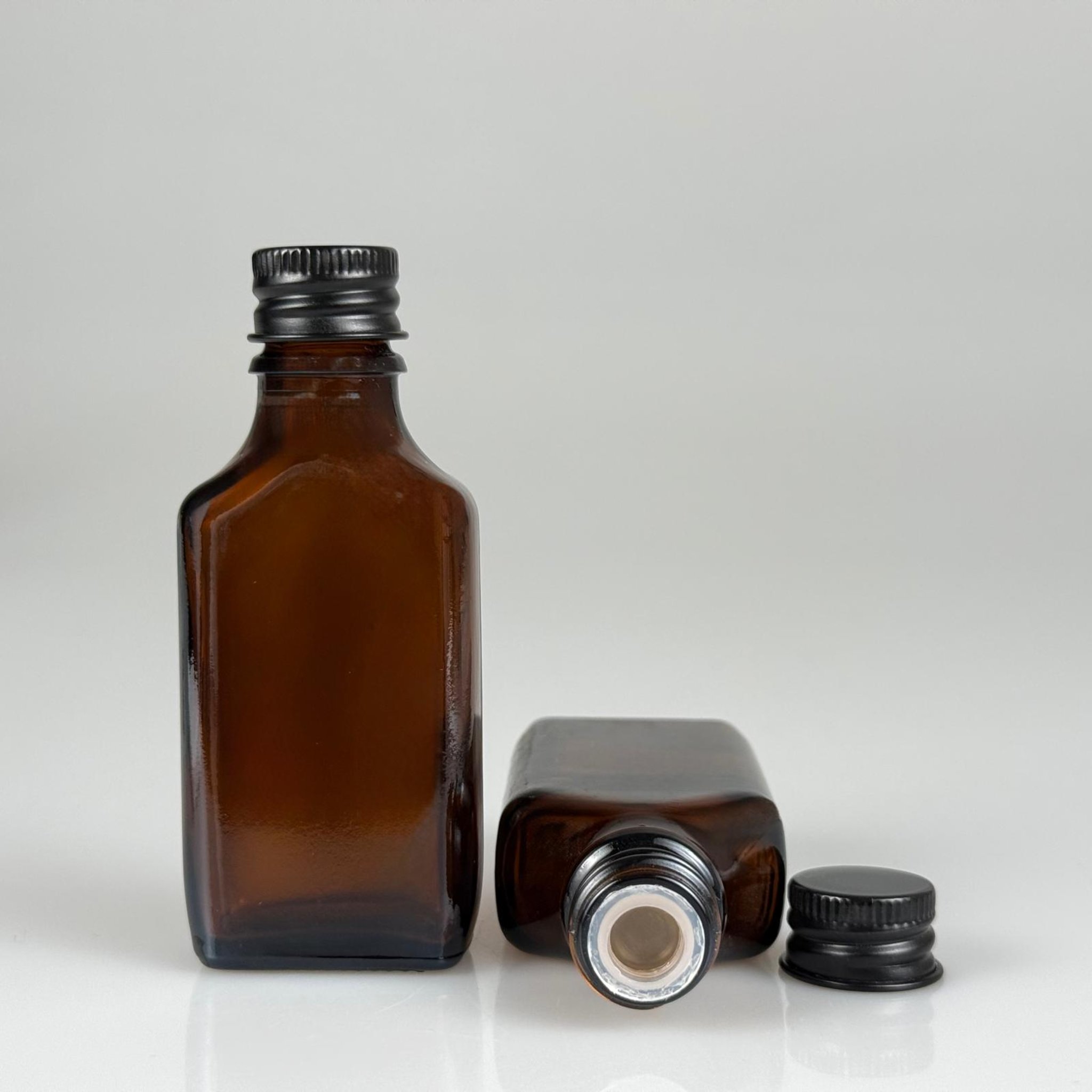 30 CC AMBER YASSI CAM ŞİŞE + SİYAH ALÜMİNYUM METAL KAPAKLI + KÖR TIPALI TAKIM - 30 ML KAHVERENGİ CAM ŞİŞE