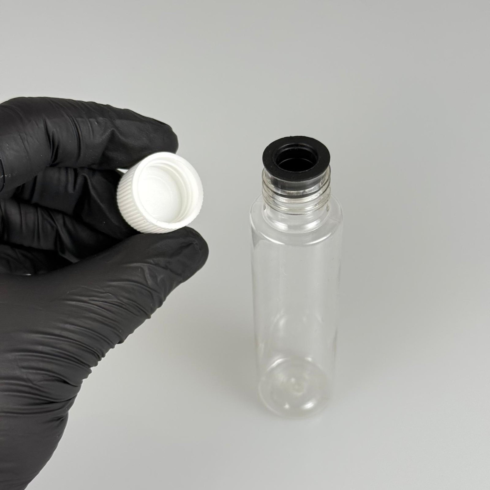 35 ML TIPALI, SIZDIRMAZ KAPAKLI PET ŞİŞE - 35 CC ŞEFFAF PLASTİK ŞİŞE + CONTALI BEYAZ KAPAK + SİYAH KÖR TIPA TAKIM