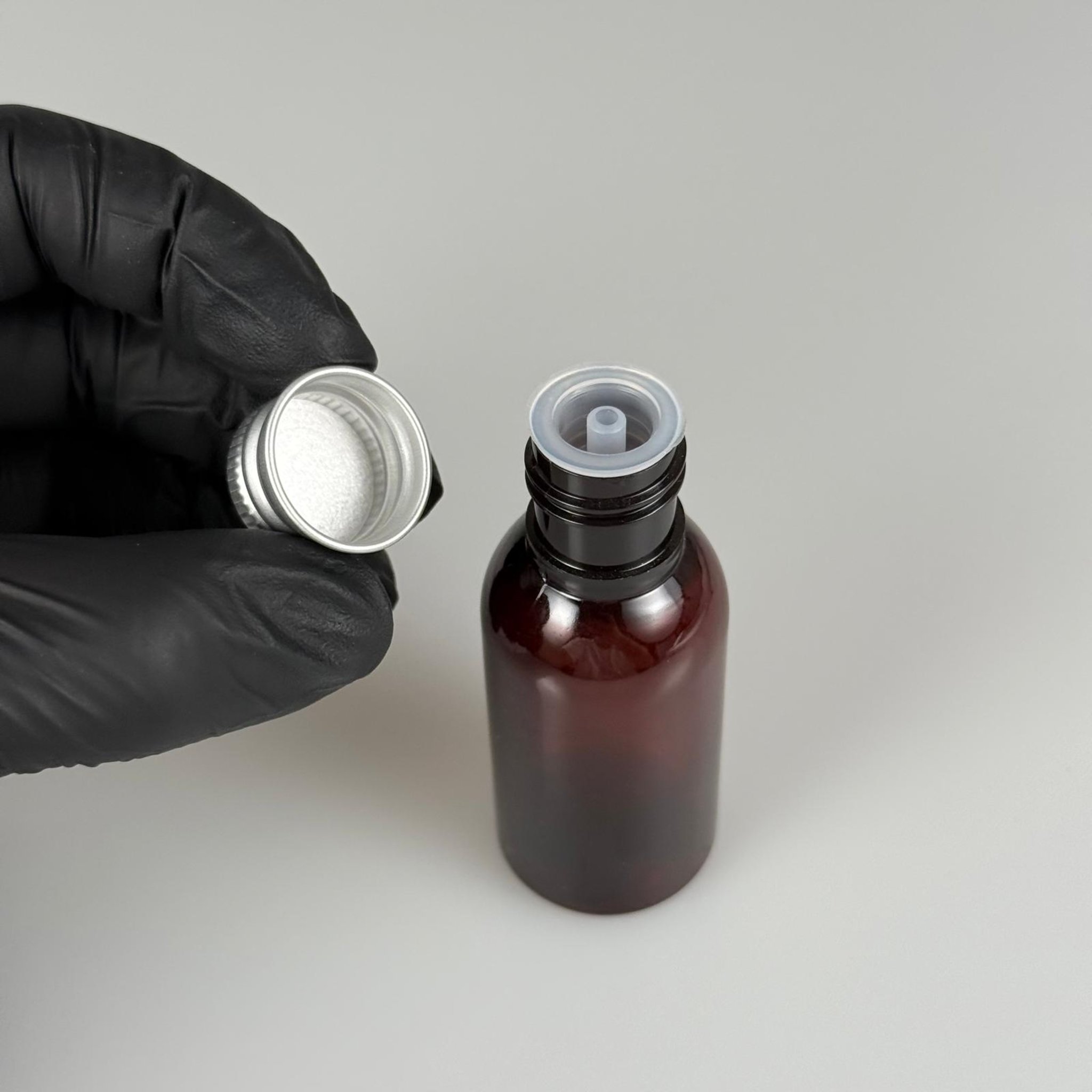 35 CC AMBER PET ŞİŞE - KÖPÜK CONTALI GÜMÜŞ ALÜMİNYUM METAL KAPAKLI + DAMLALIKLI KOLONYA TIPALI TAKIM - 35 ML KAHVERENGİ PET ŞİŞE