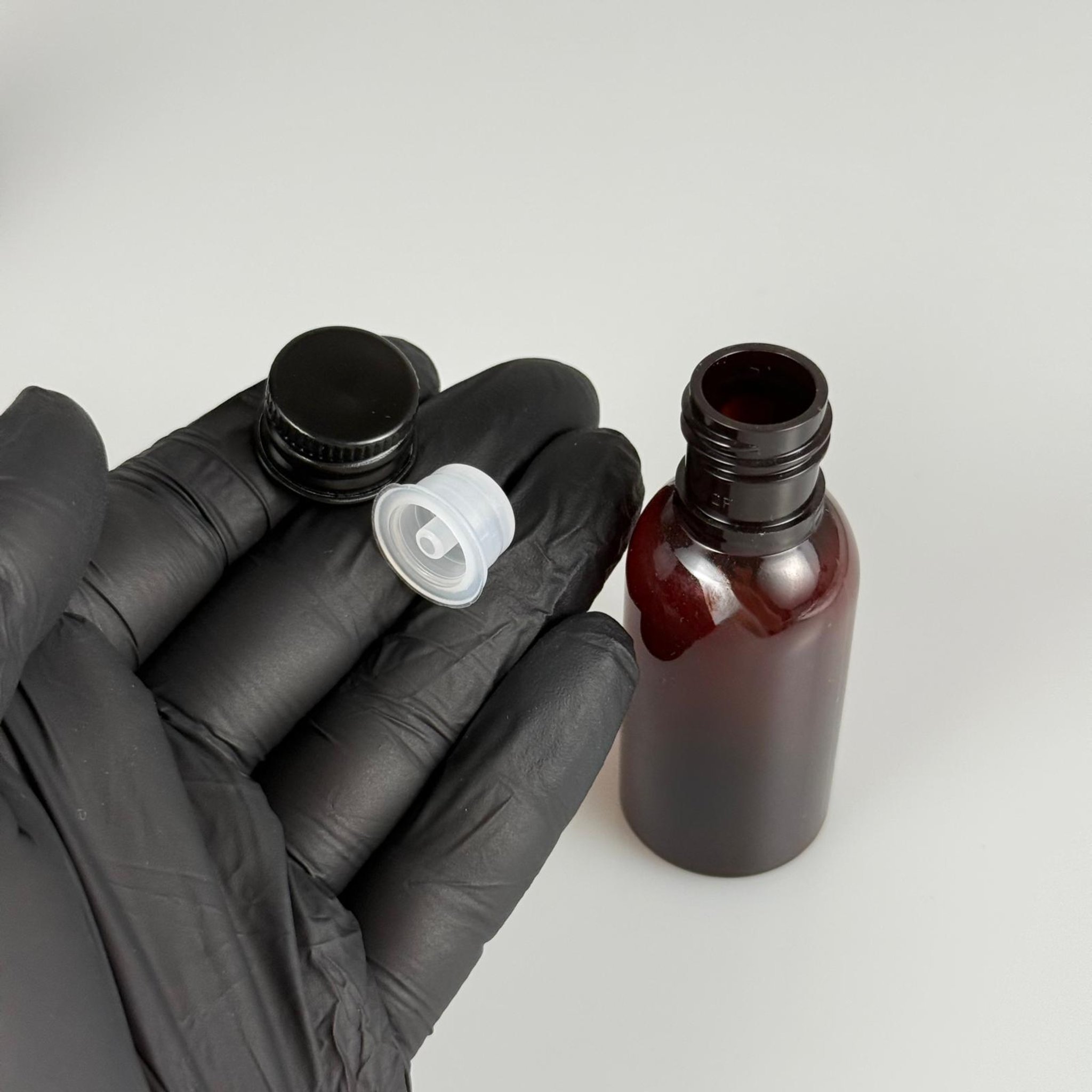 35 CC AMBER PET ŞİŞE - KÖPÜK CONTALI SİYAH ALÜMİNYUM METAL KAPAKLI + DAMLALIKLI KOLONYA TIPALI TAKIM - 35 ML KAHVERENGİ PET ŞİŞE