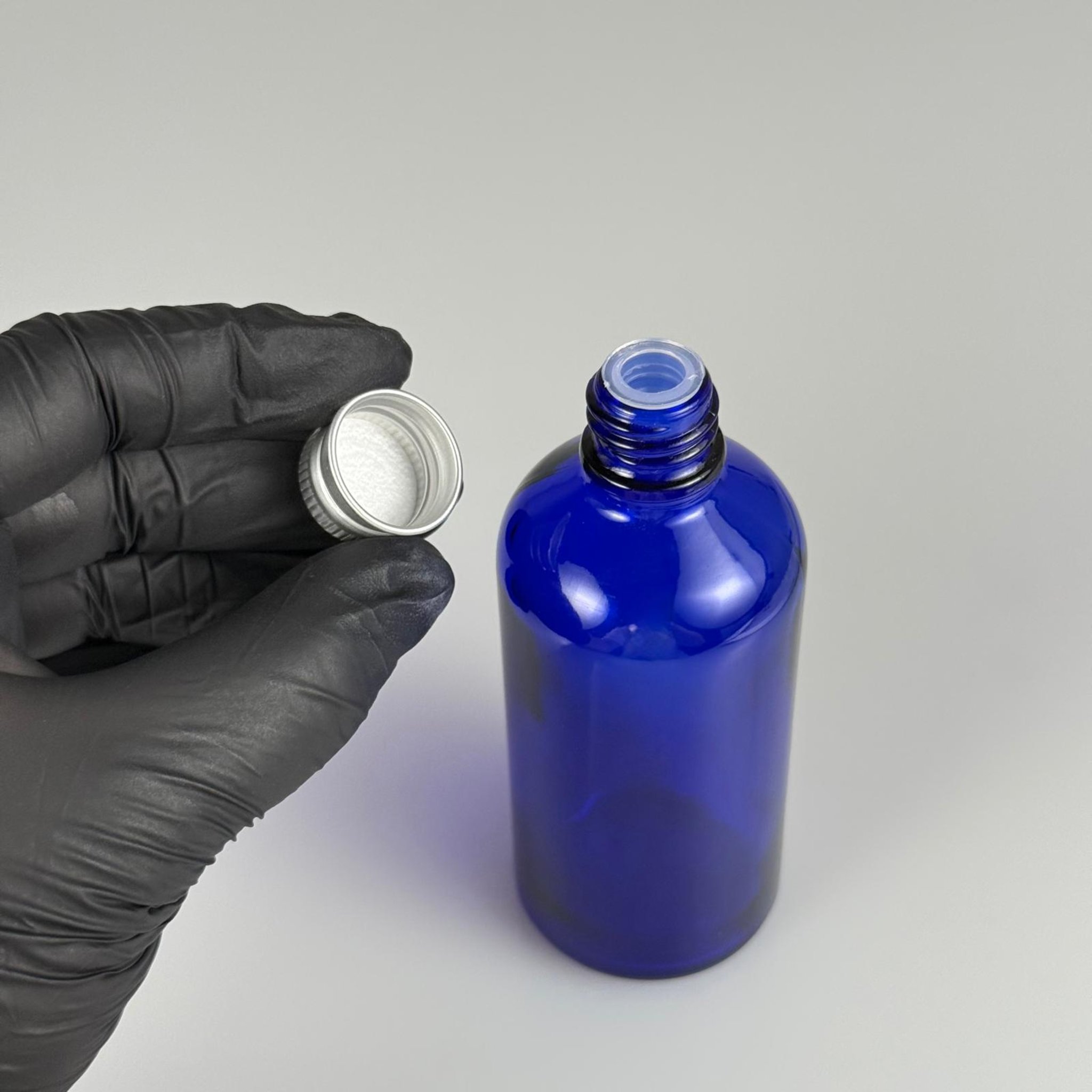 100 CC MAVİ CAM ŞİŞE + KÖPÜK CONTALI GÜMÜŞ ALÜMİNYUM METAL + KÖR TIPALI KAPAKLI TAKIM - 100 ML MAVİ CAM ŞİŞE