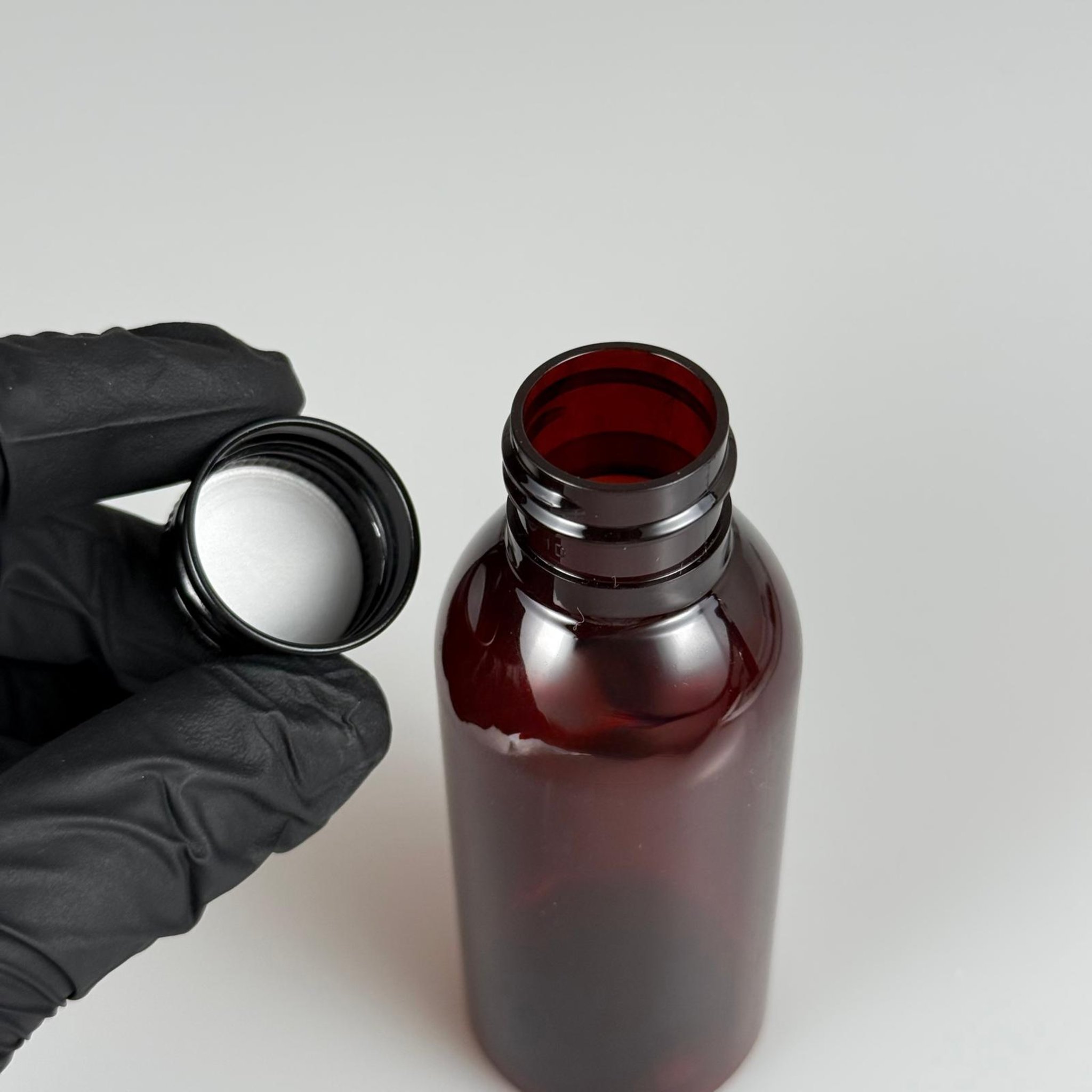 100 CC AMBER SERT MODEL PET ŞİŞE (24 AĞIZ) + KÖPÜK CONTALI SİYAH METAL ALÜMİNYUM KAPAK TAKIM - 100 ML KAPAKLI KAHVERENGİ KALIN PET ŞİŞELER