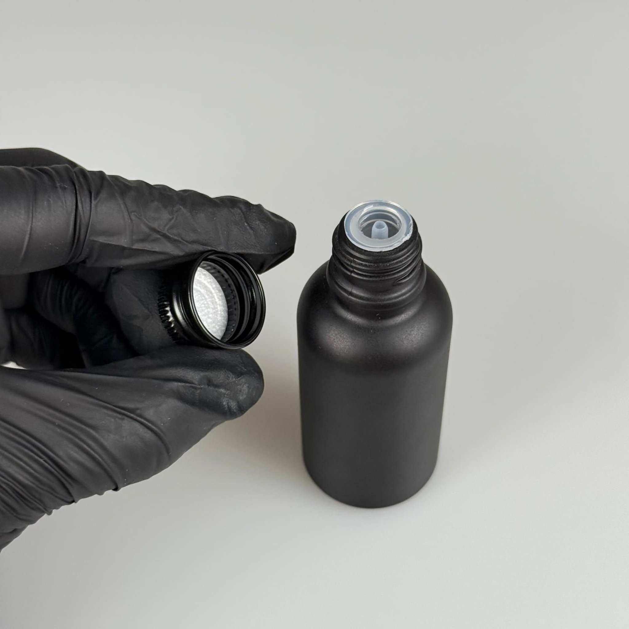 30 CC MAT SİYAH CAM ŞİŞE + KÖPÜK CONTALI SİYAH ALÜMİNYUM METAL KAPAKLI + DAMLALIKLI KOLONYA TIPALI TAKIM - 50 ML MAT SİYAH CAM ŞİŞE