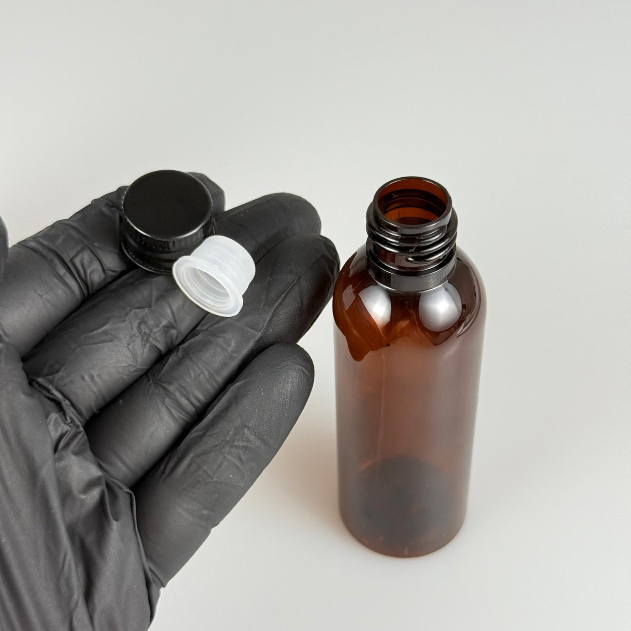 50 CC AMBER SİLİNDİR UZUN MODEL PET ŞİŞE + KÖPÜK CONTALI SİYAH ALÜMİNYUM METAL KAPAKLI + KÖR TIPALI TAKIM - 50 ML KAHVERENGİ PLASTİK ŞİŞE